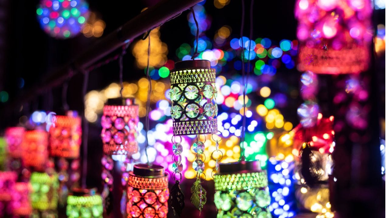 കഴിവതും അന്നേദിവസം മത്സ്യവും മാംസവും കഴിക്കാതിരിക്കുക. തുടർന്ന് ദീപാവലി ദിവസം രാവിലെ കോലം കൊണ്ട് വീടിന്റെ മുൻവശം അലങ്കരിക്കുക. പുതുവ വസ്ത്രങ്ങൾ ധരിച്ചും വീട്ടിൽ വിളക്കുകൾ കത്തിച്ചും ഐശ്വര്യത്തിന്റെ ദേവതയായ ലക്ഷ്മിയെ വീട്ടിലേക്ക് വരവേൽക്കാം. മധുര പലഹാരങ്ങൾ തയ്യാറാക്കി ദേവിക്ക് സമർപ്പിക്കുക. കുടുംബാംഗങ്ങൾ പരസ്പരം മധുരം പങ്കിട്ട് കഴിക്കുക.(Photos Credit: Getty Images) 