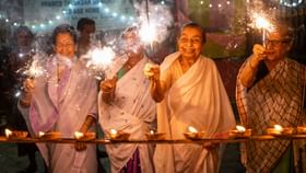 ദീപങ്ങള് പോലെ എല്ലായിടത്തും പ്രകാശം പരക്കട്ടെ ദീപങ്ങള് പോലെ എല്ലായിടത്തും പ്രകാശം പരക്കട്ടെ
