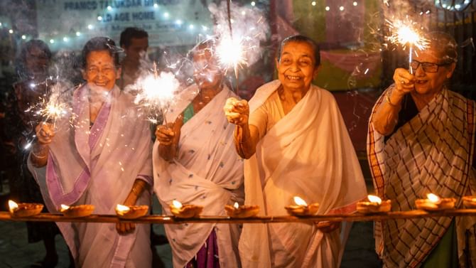 ദീപങ്ങള് പോലെ എല്ലായിടത്തും പ്രകാശം പരക്കട്ടെ ദീപങ്ങള് പോലെ എല്ലായിടത്തും പ്രകാശം പരക്കട്ടെ