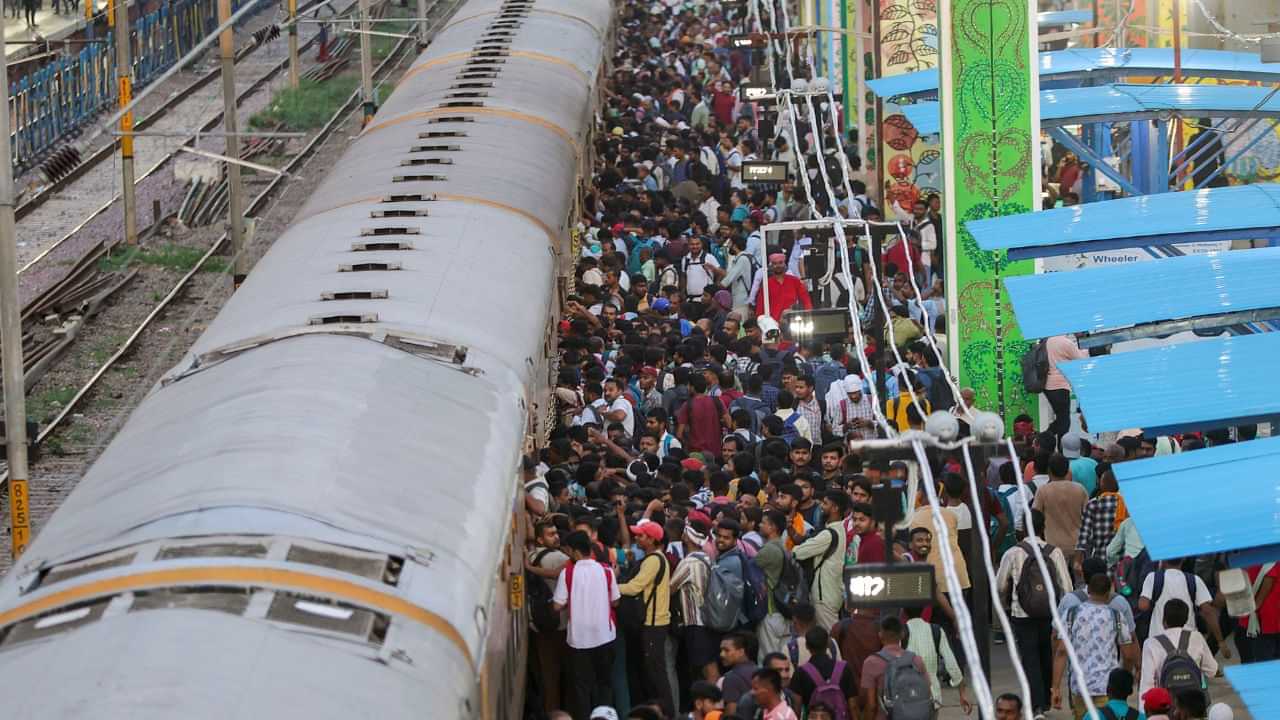 Diwali Special Train: ട്രെയിനിൽ വെയിറ്റിങ് ലിസ്റ്റിലുള്ളവർക്കും സീറ്റ് ഉറപ്പ്; 12 ട്രെയിനുകളിൽ ഒരോ സ്ലീപ്പർ കോച്ചു കൂടി Diwali Special Train: ട്രെയിനിൽ വെയിറ്റിങ് ലിസ്റ്റിലുള്ളവർക്കും സീറ്റ് ഉറപ്പ്; 12 ട്രെയിനുകളിൽ ഒരോ സ്ലീപ്പർ കോച്ചു കൂടി