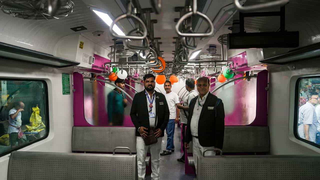 Diwali Travel Advises: ദീപാവലിയാണ്... ട്രെയിൻ യാത്രയിൽ ഈ വസ്തുക്കൾ കൈവശം വയ്ക്കരുത്; ശിക്ഷ കഠിനമാണ്