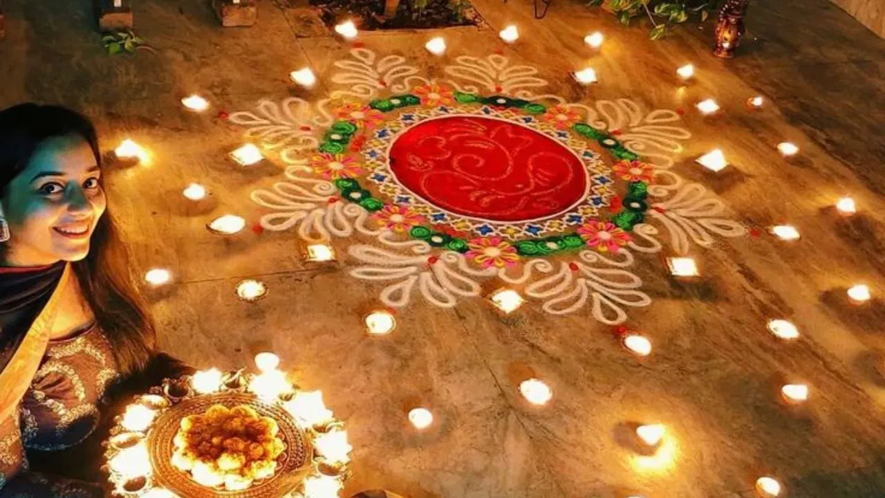 ആചാരപരമായ ചടങ്ങുകൾക്കപ്പുറം, ദീപാവലി എന്നത് ഹൃദയം നിറഞ്ഞ ആശംസകളിലൂടെയും, മനോഹരമായ ചിത്രങ്ങളിലൂടെയും, വാട്ട്‌സ്ആപ്പ് സ്റ്റാറ്റസുകളിലൂടെയും സന്തോഷം പങ്കുവെക്കാനുള്ള അവസരം കൂടിയാണ്. 

സന്തോഷവും ആരോഗ്യവും സമൃദ്ധിയും നിറഞ്ഞ ഒരു ദീപാവലി ആശംസിക്കുന്നു.  

ഈ ദീപാവലി നിങ്ങളുടെ ഹൃദയത്തിന് ശാന്തിയും കുടുംബത്തിന് സന്തോഷവും നൽകട്ടെ.