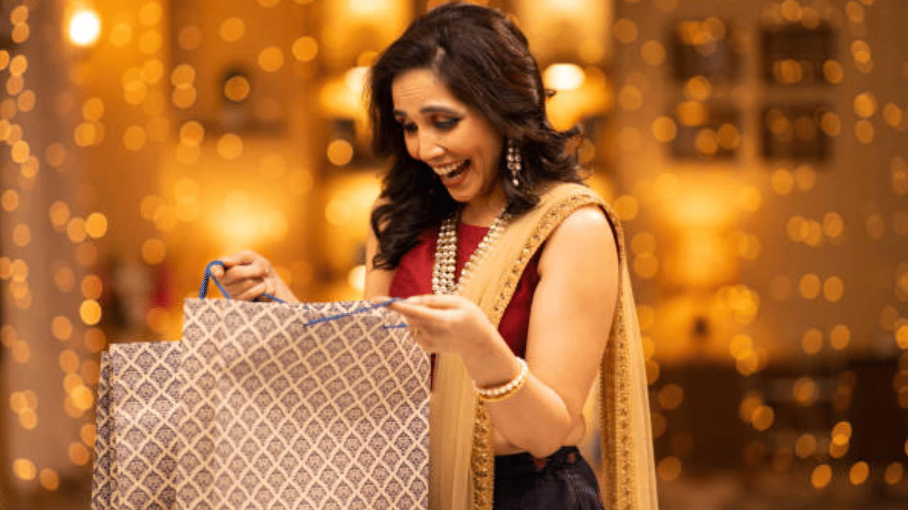 Diwali 2025: ഡെബിറ്റ് കാർഡ്, ക്രെഡിറ്റ് കാർഡ്, യുപിഐ; ദീപാവലി ഷോപ്പിംഗിന് ലാഭം ഏത്?