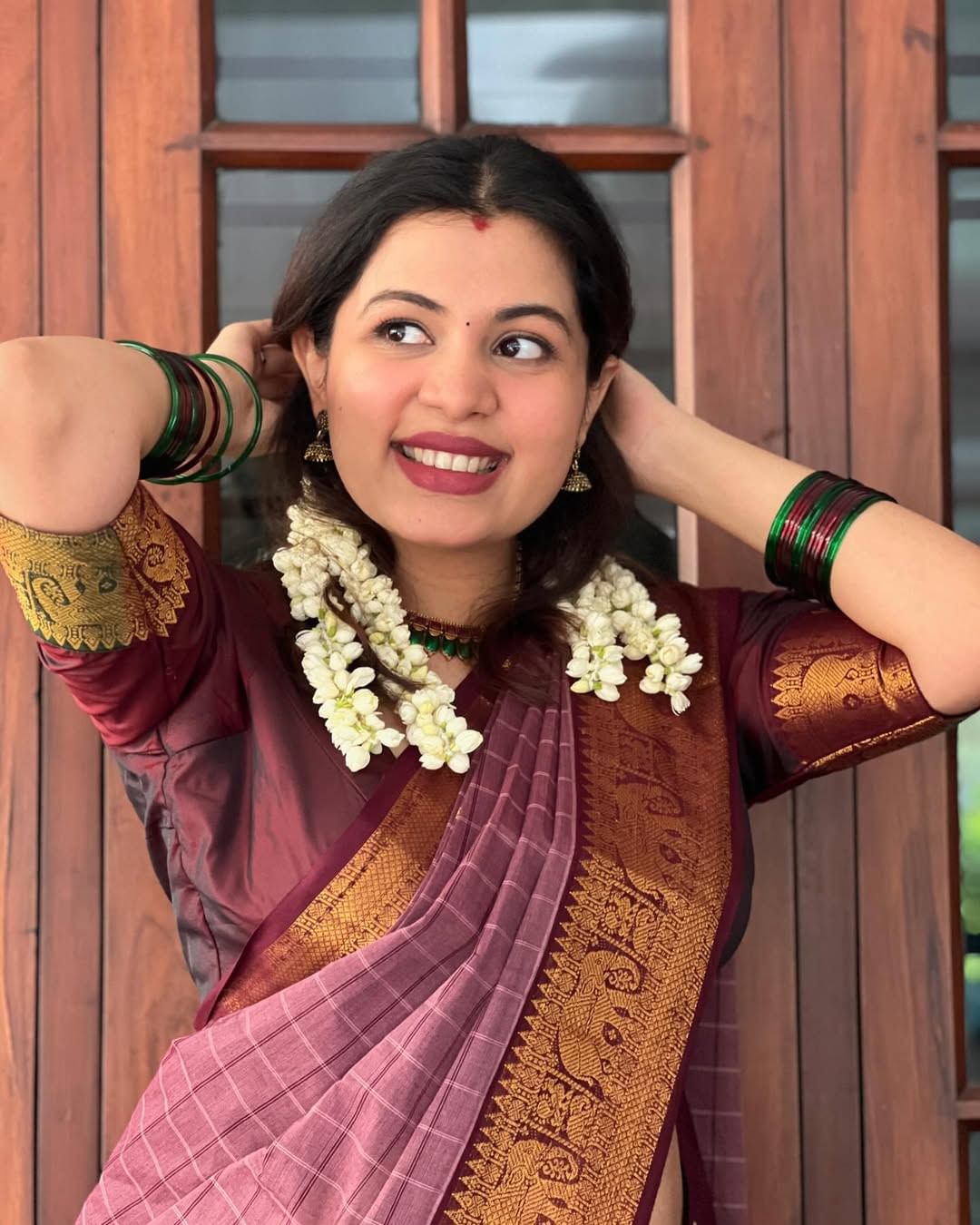 ചുരുങ്ങിയ സമയം കൊണ്ട് ബിസിനസ് രം​ഗത്ത് തന്റെതായ സ്ഥാനം നേടാൻ ദിയ കൃഷ്ണയ്ക്ക് സാധിച്ചിട്ടുണ്ട്. ആഭരണങ്ങളുടെ വലിയ ശേഖരമുള്ള ഓ ബൈ ഓസി എന്ന സ്ഥാപനത്തിന്റെ ഉടമയാണ് ദിയ. എന്നാൽ ഇപ്പോൾ വിവിധ പട്ട് സാരികളും ഓ ബൈ ഓസിയിൽ വിൽപ്പനയ്ക്കായി എത്തിച്ചിട്ടുണ്ട്.(Image Credits: Instagram)