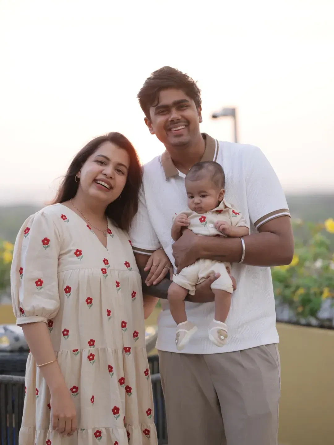 കസ്റ്റമേഴ്സിന് പുല്ലുവിലയാണ് ദിയ നൽകുന്നതെന്നും കമന്റുകളുണ്ട്.  ഒടുവിൽ ദിയ തന്നെ പ്രതികരിച്ച് രം​ഗത്ത് എത്തി. ഫോട്ടോഗ്രാഫിക്കായി സാരികൾ തറയിൽ വെയ്ക്കുന്നതിന് മുമ്പ് ഞങ്ങൾ സാരികൾ വെയ്ക്കുന്ന ഇടം അണുവിമുക്തമാക്കുമെന്നാണ് താരം പറഞ്ഞത്.