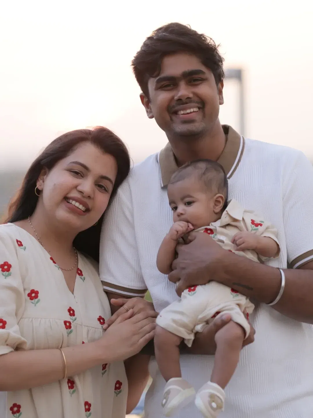 വീഡിയോയിൽ സാരികൾ വീടിന്റെ മുകളിലത്തെ ബാൽക്കണി ഏരിയയിലെ തറയിൽ നിരത്തിയിട്ട് ദിയ ഫോട്ടോ എടുക്കുന്നതും അശ്വിൻ അതുമായി ബന്ധപ്പെട്ട വിശദീകരണങ്ങൾ നൽകുന്നതും കാണാം. എന്നാൽ ഇതിനു പിന്നാലെ വ്യാപക വിമർശനമാണ് ഉയരുന്നത്.