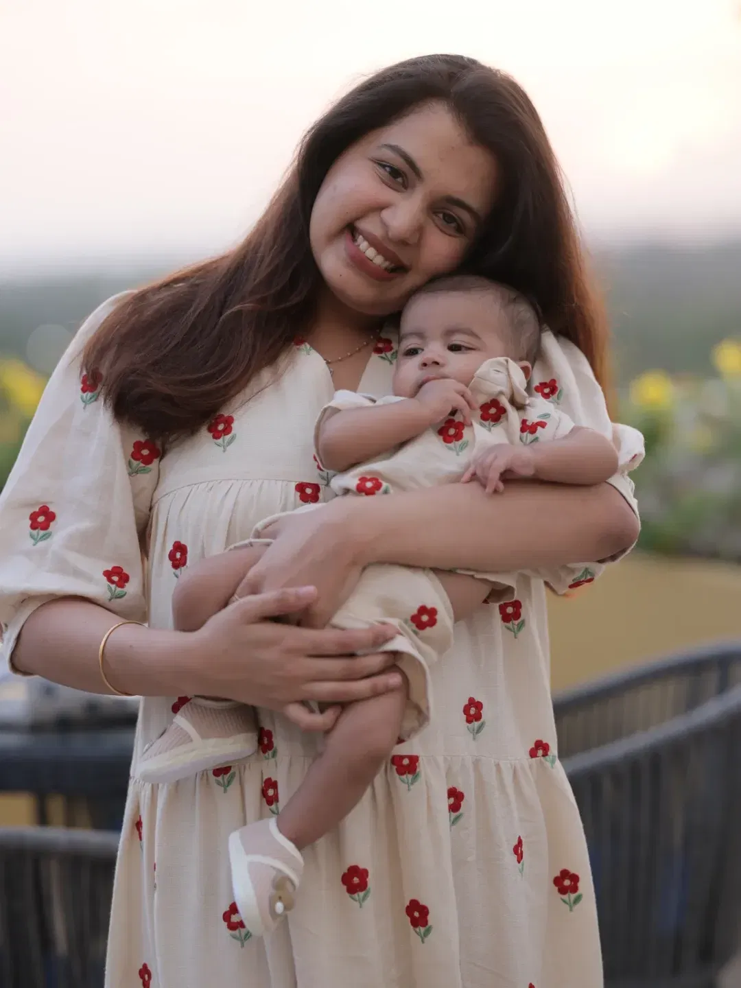 ഇതിന്റെ തിരക്കിലാണ് ദിയയും ഭർത്താവ് അശ്വിൻ ​ഗണേഷും. എന്നാൽ ഇപ്പോഴിതാ താരം പങ്കുവച്ച പുതിയൊരു വീഡിയോ ആണ് സോഷ്യൽ മീഡിയയിൽ ചർച്ചയാകുന്നത്.  തന്റെ സ്റ്റോറിലേക്ക് വിൽപ്പനയ്ക്ക് എത്തിച്ച പുതിയ കുറച്ച് സാരികളുടെ കലക്ഷൻ കാണിക്കുന്ന ​ദിയയുടെയും അശ്വിന്റെയും വീഡിയോ ആണ് ചർച്ചയാകുന്നത്.