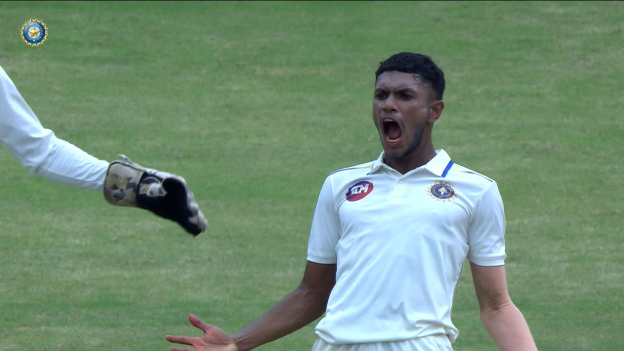 കേരളത്തിനായി നിധീഷ് എംഡി അഞ്ച് വിക്കറ്റ് നേട്ടം കുറിച്ചപ്പോൾ ബേസിൽ എൻപി മൂന്ന് വിക്കറ്റ് വീഴ്ത്തി. അങ്കിത് ശർമ്മയ്ക്കും ഈദൻ ആപ്പിൾ ടോമിനും ഓരോ വിക്കറ്റ് വീതമുണ്ട്. മഴ കാരണം വൈകി കളി ആരംഭിച്ചതിനാൽ വൈകിയാവും ഇന്ന് കളി അവസാനിക്കുക.