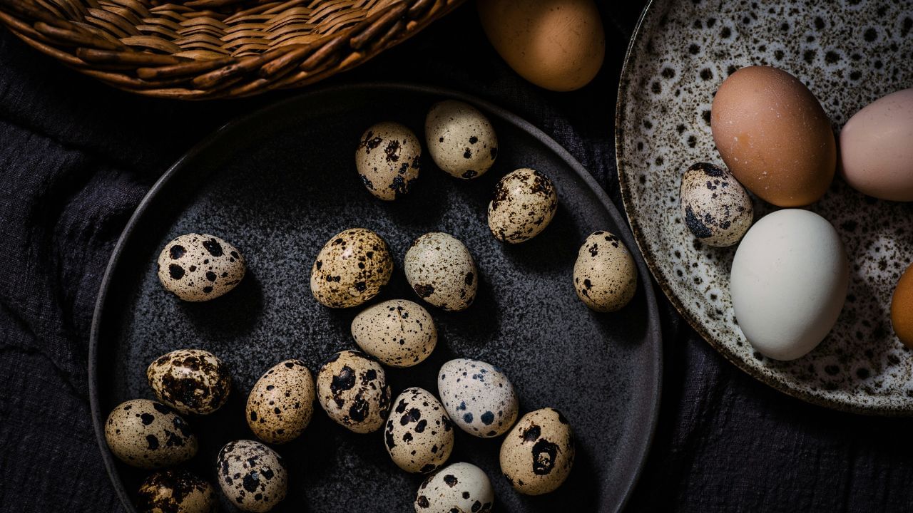 എന്നാൽ കാടമുട്ടയെ അപേക്ഷിച്ച് കോഴി മുട്ടയിൽ ഇതിന്റെ അളവ് കുറവാണ്.  കാട മുട്ടയിൽ HDL അഥവാ നല്ല കൊളസ്ട്രോളിന്റെ അളവ് കൂടുതലാണ്. (Photo Credit: Unplash)