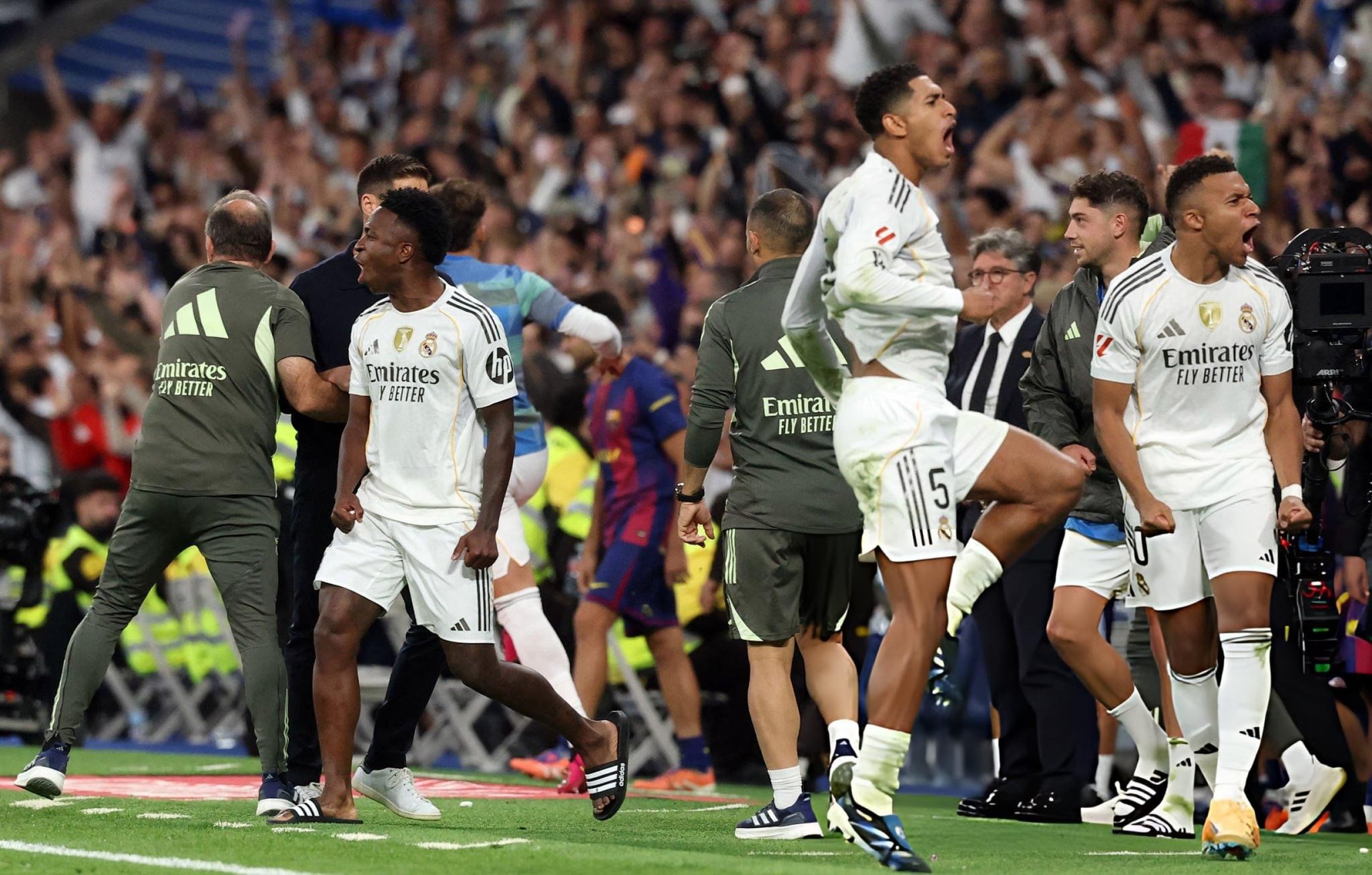 എൽ ക്ലാസിക്കോയിൽ ബാഴ്സലോണയ്ക്കെതിരെ 2-1ന് വിജയിക്കാൻ റയലിന് സാധിച്ചിരുന്നു. ഇതോടെ തൻ്റെ ആദ്യ എൽ ക്ലാസിക്കോയിൽ തന്നെ അലോൻസോ വിജയം രുചിച്ചു. തുടരെ ബാഴ്സയ്ക്കെതിരായ നാല് പരാജയങ്ങൾക്ക് അവസാനം കുറിച്ചായിരുന്നു റയലിൻ്റെ വിജയം. 
