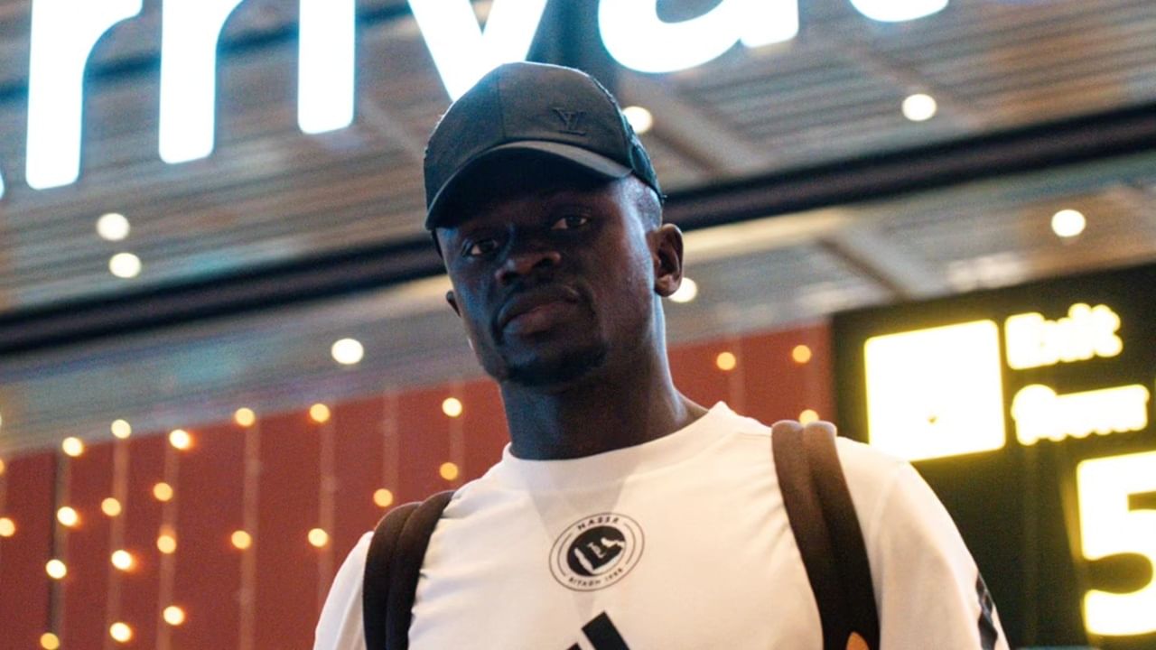 എഎഫ്സി ചാമ്പ്യന്സ് ലീഗ് (എസിഎൽ) 2 പോരാട്ടത്തില് ഇന്ന് എഫ്സി ഗോവയും, അല് നാസറും ഏറ്റുമുട്ടും. ക്രിസ്റ്റ്യാനോ റൊണാൾഡോ ഇന്ത്യയിലെത്താത്തതിന്റെ നിരാശയിലാണ് ആരാധകര്. എന്നാല് സാദിയോ മാനോ അടക്കമുള്ള സൂപ്പര് താരങ്ങള് ഇന്ത്യയില് കളിക്കാനെത്തിയിട്ടുണ്ട് (അല് നാസര് താരങ്ങള് വിമാനത്താവളത്തില് നിന്ന് പുറത്തുവരുന്നതാണ് ചിത്രങ്ങളില്, Image Credits: facebook.com/FCGoaOfficial)