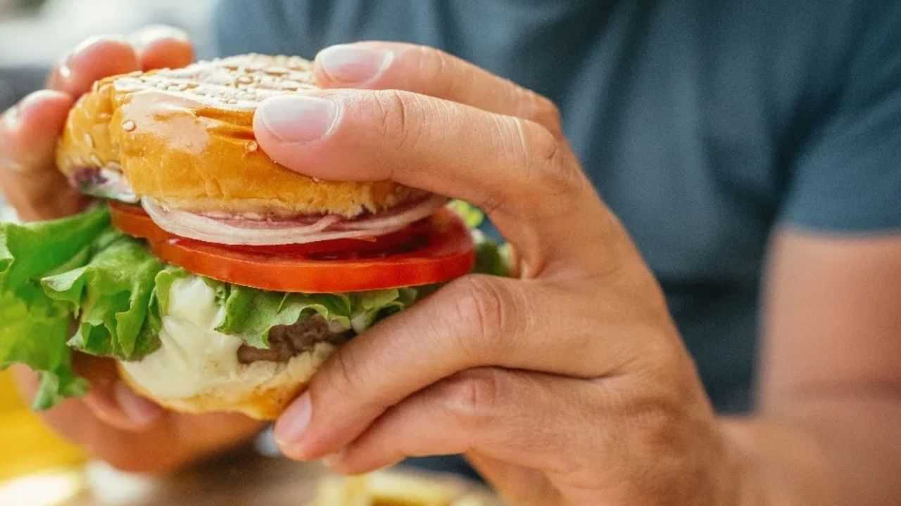 Viral Story: ഒന്നോ രണ്ടോ അല്ല ആയിരം തവണ പറ്റിച്ചു! ഡെലിവറി പ്ലാറ്റ്ഫോമിലെ റീഫണ്ട് ഉപയോഗിച്ച് തൊഴിൽരഹിതൻ കഴിച്ചത് 1000 സൗജന്യ ഭക്ഷണം