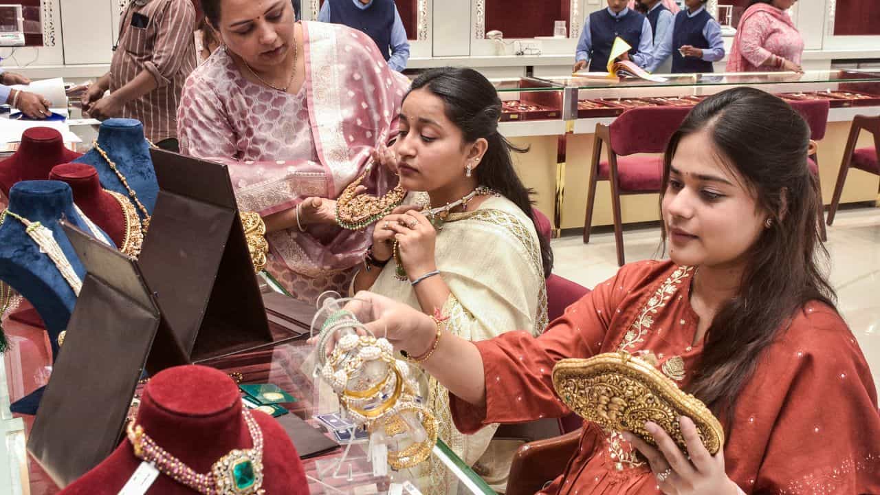 Kerala Gold Rate: നിലയുറയ്ക്കാതെ പൊന്ന്! കുതിപ്പ് മുന്നോട്ട് തന്നെ... ഇന്നത്തെ നിരക്ക്