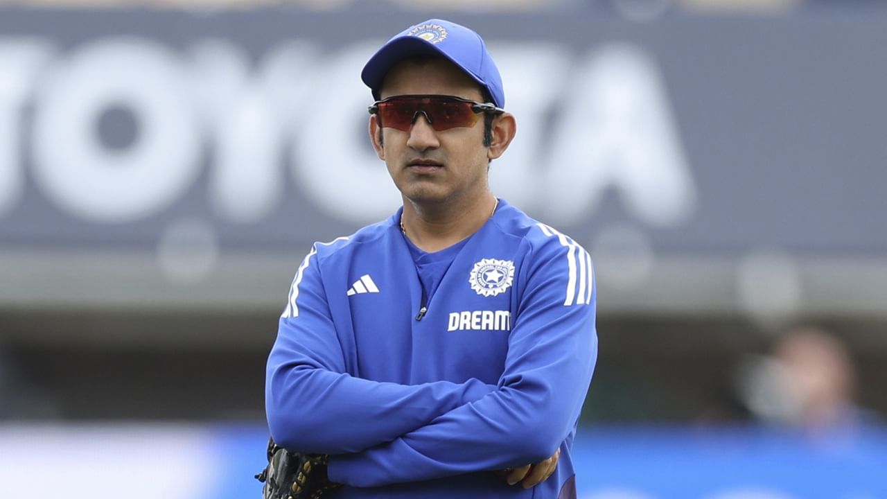 മുഖ്യപരിശീലകന്‍ ഗൗതം ഗംഭീര്‍ ഓസ്‌ട്രേലിയിയലേക്ക് പുറപ്പെട്ടിട്ടില്ല. ഗംഭീറും പരിശീലക സംഘത്തിലെ ചില അംഗങ്ങളും വൈകുന്നേരം പുറപ്പെടുമെന്നാണ് വിവരം. ഞായറാഴ്ച പെര്‍ത്തിലാണ് മത്സരം (Image Credits: PTI)