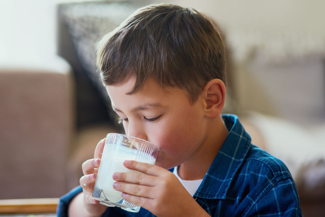 ലാക്ടോസ് അസഹിഷ്ണുത ഉള്ളവർ പാൽ കുടിക്കുന്നത് ഒഴിവാക്കണം. കൂടാതെ  ഇടയ്ക്കിടെ ജലദോഷം, ചുമ എന്നിവ വരുന്നവർ തണുത്ത പാൽ കുടിക്കരുത്. ഭക്ഷണക്രമത്തിൽ മാറ്റം വരുത്തുമ്പോൾ നിങ്ങൾക്ക് ഒരു ഡോക്ടറുടെ ഉപദേശം തേടാവുന്നതാണ്. പ്രത്യേകിച്ച് എന്തെങ്കിലും അസുഖങ്ങൾക്ക് മരുന്ന് കഴിക്കുന്നവർ. (Image Credits: Getty Images)