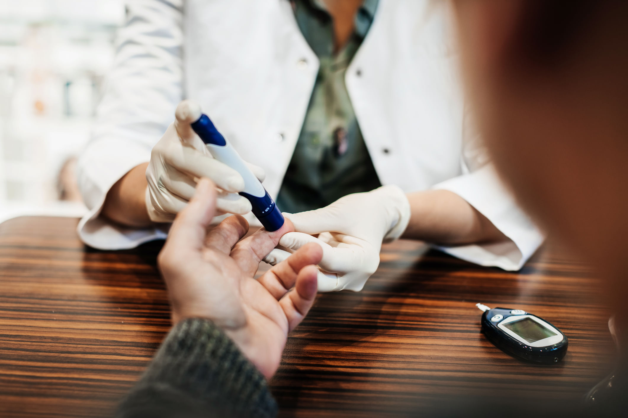 വീർത്ത കാലുകൾ: പാദങ്ങൾക്കോ ​​കണങ്കാലുകൾക്കോ ​​ചുറ്റുമുള്ള ഭാഗത്തോ ഉണ്ടാകുന്ന മാറ്റങ്ങൾ ആദ്യം ശ്രദ്ധിക്കണമെന്നില്ല. പക്ഷേ വൈകുന്നേരങ്ങളിലോ ദീർഘനേരം ഇരുന്നതിനുശേഷമോ ഈ പ്രശ്നം കൂടുതൽ വഷളാകുന്നു. രക്തത്തിലെ പഞ്ചസാരയുടെ ഏറ്റക്കുറച്ചിലുകൾ രക്തചംക്രമണത്തെയും വൃക്കകളുടെ പ്രവർത്തനത്തെയും ദോഷകരമായി ബാധിക്കുന്നു. അങ്ങനെ രക്തയോട്ടം മന്ദഗതിയിലാക്കുകയും വീക്കം ഉണ്ടാകുകയും ചെയ്യുന്നു. (Image Credits: Getty Images)
