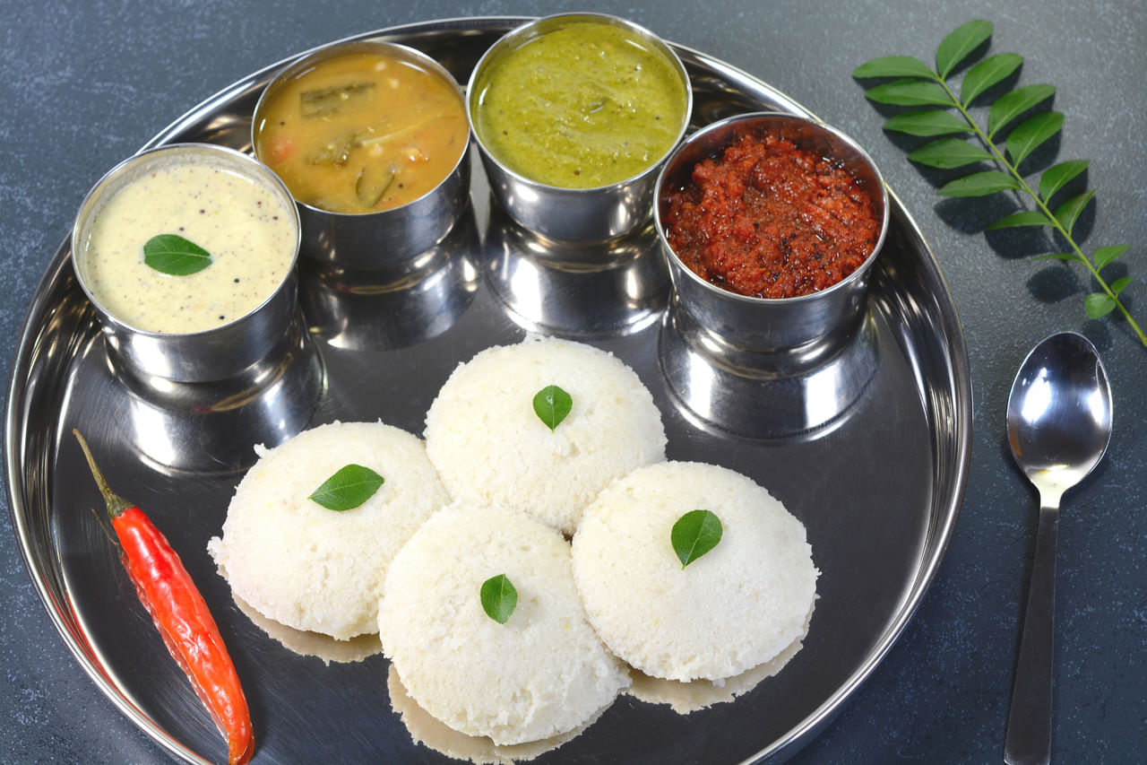 കുടലിനും രോഗപ്രതിരോധത്തിനും: പുളിപ്പിച്ച ഭക്ഷണങ്ങൾ കുടലിന് ഗുണം ചെയ്യുന്നു. കുടലിന്റെ ആരോഗ്യം പ്രതിരോധശേഷിയെ നേരിട്ട് ബാധിക്കുന്നവയാണ്. ദഹിക്കാൻ ഇഡ്ഡലി എളുപ്പമാണ്, അതിനാൽ അവ കുടൽ ബാക്ടീരിയകൾക്ക് വളരാനുള്ള അന്തരീക്ഷം സൃഷ്ടിക്കുന്നു. ഇത് മൊത്തത്തിലുള്ള ആരോഗ്യത്തിനും മെച്ചപ്പെട്ട പോഷക ആഗിരണം വർദ്ധിപ്പിക്കാനും, രോഗപ്രതിരോധ സംവിധാനത്തിനും കാരണമാകും. (Image Credits: Getty Images)