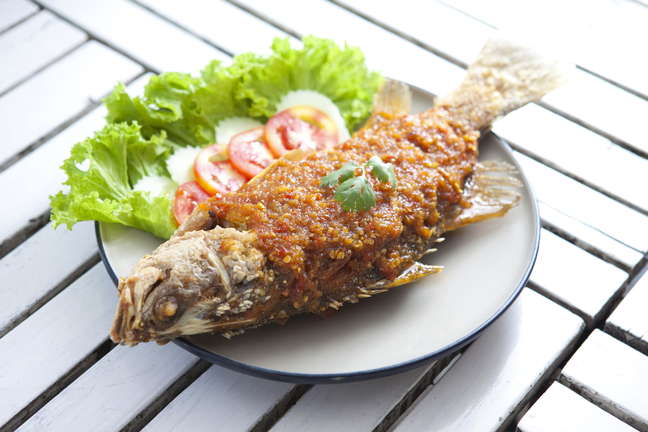 എല്ലാ മത്സ്യങ്ങളും വറുക്കാൻ അനുയോജ്യമല്ല. ഇലിഷ് അല്ലെങ്കിൽ സോൾ പോലുള്ള വളരെ ലോലമായ ചില മീനുകൾ എളുപ്പത്തിൽ പൊടിഞ്ഞുപാകാറുണ്ട്. വറുക്കാൻ എപ്പോഴും കട്ടിയുള്ള മാംസമുള്ള ഉറപ്പുള്ള മത്സ്യം തിരഞ്ഞെടുക്കുക. ട്യൂണ, സാൽമൺ പോലുള്ള എണ്ണമയമുള്ള മത്സ്യങ്ങൾ വറുക്കുന്നത് ഒഴിവാക്കുക. (Image Credits: Getty Images)
