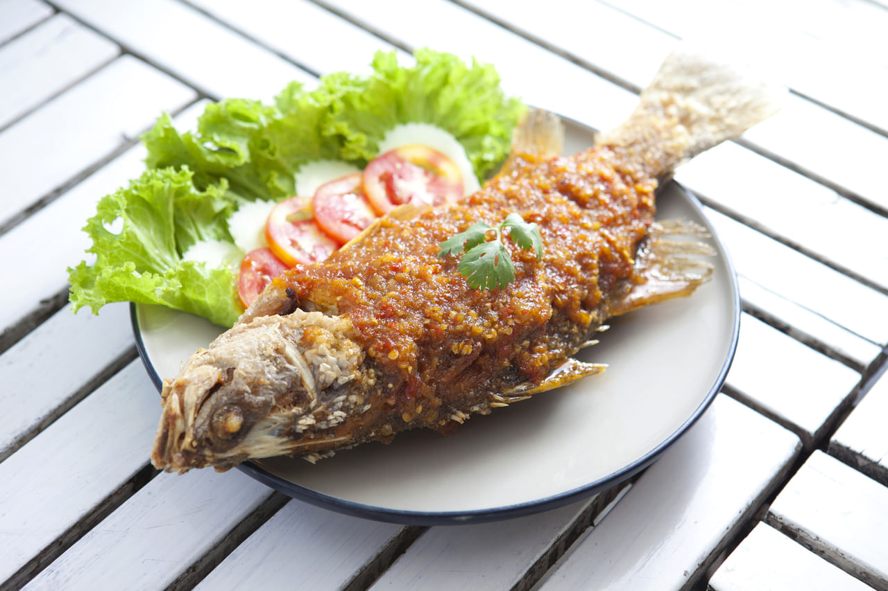 എല്ലാ മത്സ്യങ്ങളും വറുക്കാൻ അനുയോജ്യമല്ല. ഇലിഷ് അല്ലെങ്കിൽ സോൾ പോലുള്ള വളരെ ലോലമായ ചില മീനുകൾ എളുപ്പത്തിൽ പൊടിഞ്ഞുപാകാറുണ്ട്. വറുക്കാൻ എപ്പോഴും കട്ടിയുള്ള മാംസമുള്ള ഉറപ്പുള്ള മത്സ്യം തിരഞ്ഞെടുക്കുക. ട്യൂണ, സാൽമൺ പോലുള്ള എണ്ണമയമുള്ള മത്സ്യങ്ങൾ വറുക്കുന്നത് ഒഴിവാക്കുക. (Image Credits: Getty Images)