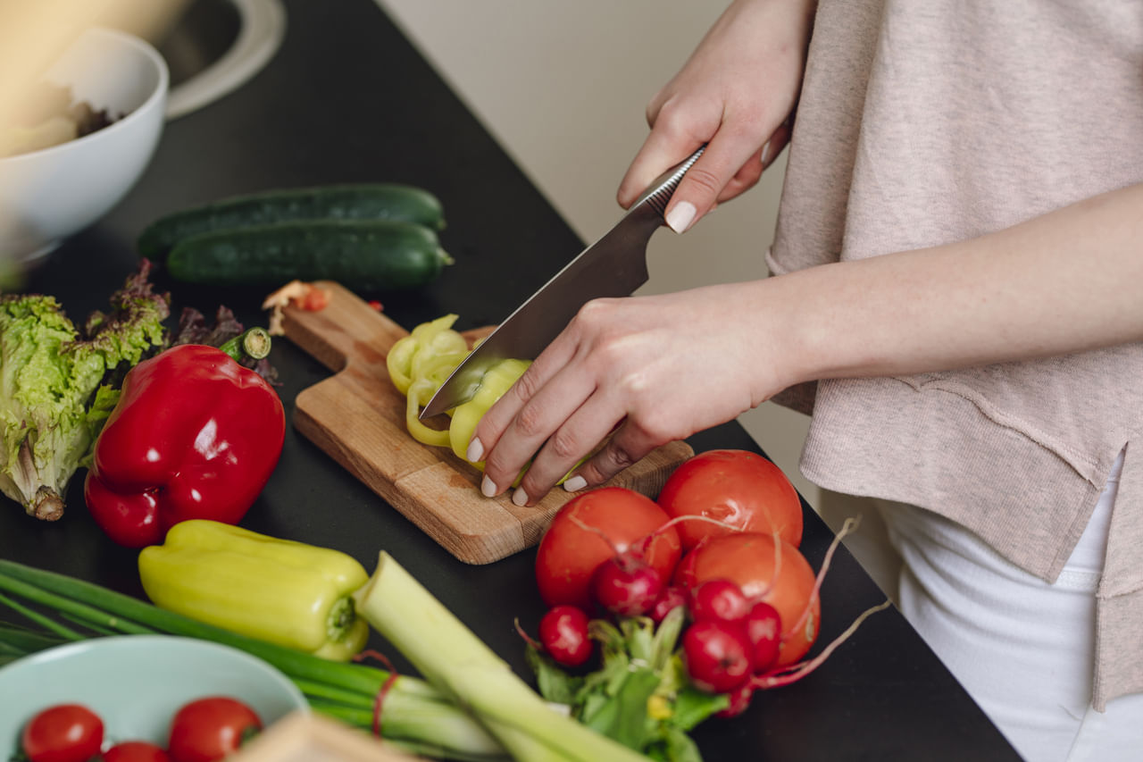 പഴങ്ങളും പച്ചക്കറികളും: ഇലക്കറികൾ (ചീര, സരസഫലങ്ങൾ, ആപ്പിൾ, വാഴപ്പഴം തുടങ്ങി വിവിധ നിറങ്ങളിലുള്ള പഴങ്ങൾ കഴിക്കുന്നതും ഹൃദയാരോഗ്യത്തിന് നല്ലതാണ്. അവോക്കാഡോ, നട്സ്, വിത്തുകൾ, ഒലിവ് ഓയിൽ തുടങ്ങിയവയും ഭക്ഷണത്തിൽ ഉൾപ്പെടുത്താൻ ശ്രമിക്കുക. (Image Credits: Getty Images)