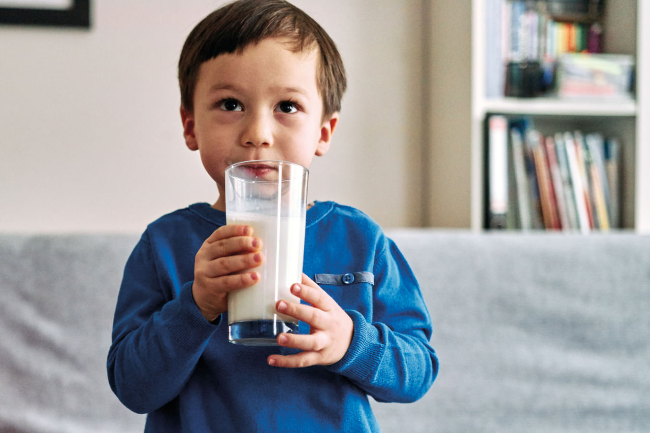 പാൽ കുടിക്കുന്നതിൻ്റെ ആരോ​ഗ്യ ​ഗുണത്തെപ്പറ്റി പ്രത്യേകിച്ച് പറയേണ്ട ആവശ്യമില്ല. പ്രോട്ടീനും കാൽസ്യവും ധാരാളമടങ്ങിയ ഇവ പല ആരോ​ഗ്യ പ്രശ്നങ്ങൾക്കും പരിഹാരമാണ്. ഊർജ്ജം, പ്രതിരോധശേഷി എന്നിവയുടെ പ്രധാന ഉറവിടം കൂടിയാണിത്. പക്ഷേ ഏത് സമയത്ത് കുടിച്ചാലാണ് ഏറ്റവും കൂടുതൽ ആരോ​ഗ്യ ​ഗുണങ്ങൾ ലഭിക്കുന്നതെന്ന് നിങ്ങൾക്കറിയാമോ? (Image Credits: Getty Images)