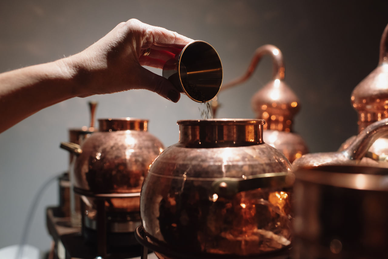 വൃക്ക രോ​ഗികൾ: ഉയർന്ന ചെമ്പിന്റെ അളവ് വൃക്കരോഗത്തിന്റെ വ്യാപനത്തെ ബാധിക്കുന്നതായി പഠനങ്ങൾ തെളിയിച്ചിട്ടുണ്ട്. വൃക്ക രോ​ഗികൾക്ക്, ശരീരത്തിൽ നിന്ന് അധിക ചെമ്പ് ഫിൽട്ടർ ചെയ്യാനും അവ പുറന്തള്ളാനുമുള്ള കഴിവ് കുറവാണ്, ഇത് ശരീരത്തിൽ ചെമ്പ് അടിഞ്ഞുകൂടുന്നതിന് കാരണമാകുന്നു. ഈ അവസ്ഥ ഓക്കാനം, ഛർദ്ദി, വയറുവേദന, കരൾ, വൃക്ക എന്നിവയുടെ തകരാറുകൾ തുടങ്ങിയ ലക്ഷണങ്ങൾക്ക് സാധ്യത വർദ്ധിപ്പിക്കുന്നു. (Image Credits: Unsplash/Getty Images)