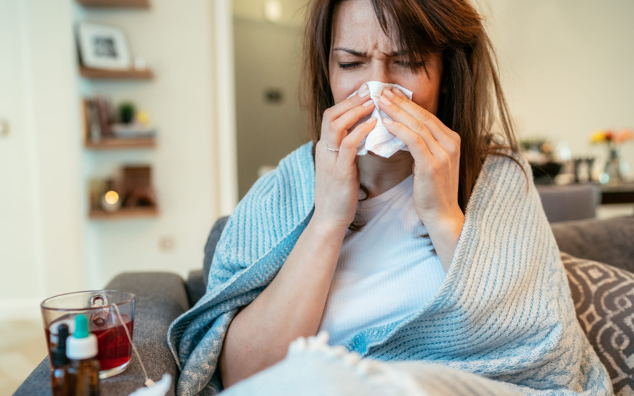 രാവിലെ വെറും വയറ്റിൽ അല്ലെങ്കിൽ രാത്രി ഉറങ്ങുന്നതിന് മുമ്പ് ഇത് കുടിക്കുന്നത് നല്ലതാണ്. കാലാവസ്ഥ മാറുന്ന സമയങ്ങളിൽ ദിവസവും ശീലമാക്കാവുന്ന ഒന്നാണിത്. കുട്ടികൾക്ക് നൽകുമ്പോൾ കുരുമുളക്, ഇഞ്ചി എന്നിവ കുറച്ച് ഉപയോഗിക്കുക. മധുരത്തിന് അല്പം ശർക്കര ചേർക്കാം. പ്രമേഹമുള്ളവർ ശർക്കര ഒഴിവാക്കുക. ആവശ്യമെങ്കിൽ ചെറിയ അളവിൽ കറുവപ്പട്ട ചേർക്കാം. (Image Credits: Getty Images)
