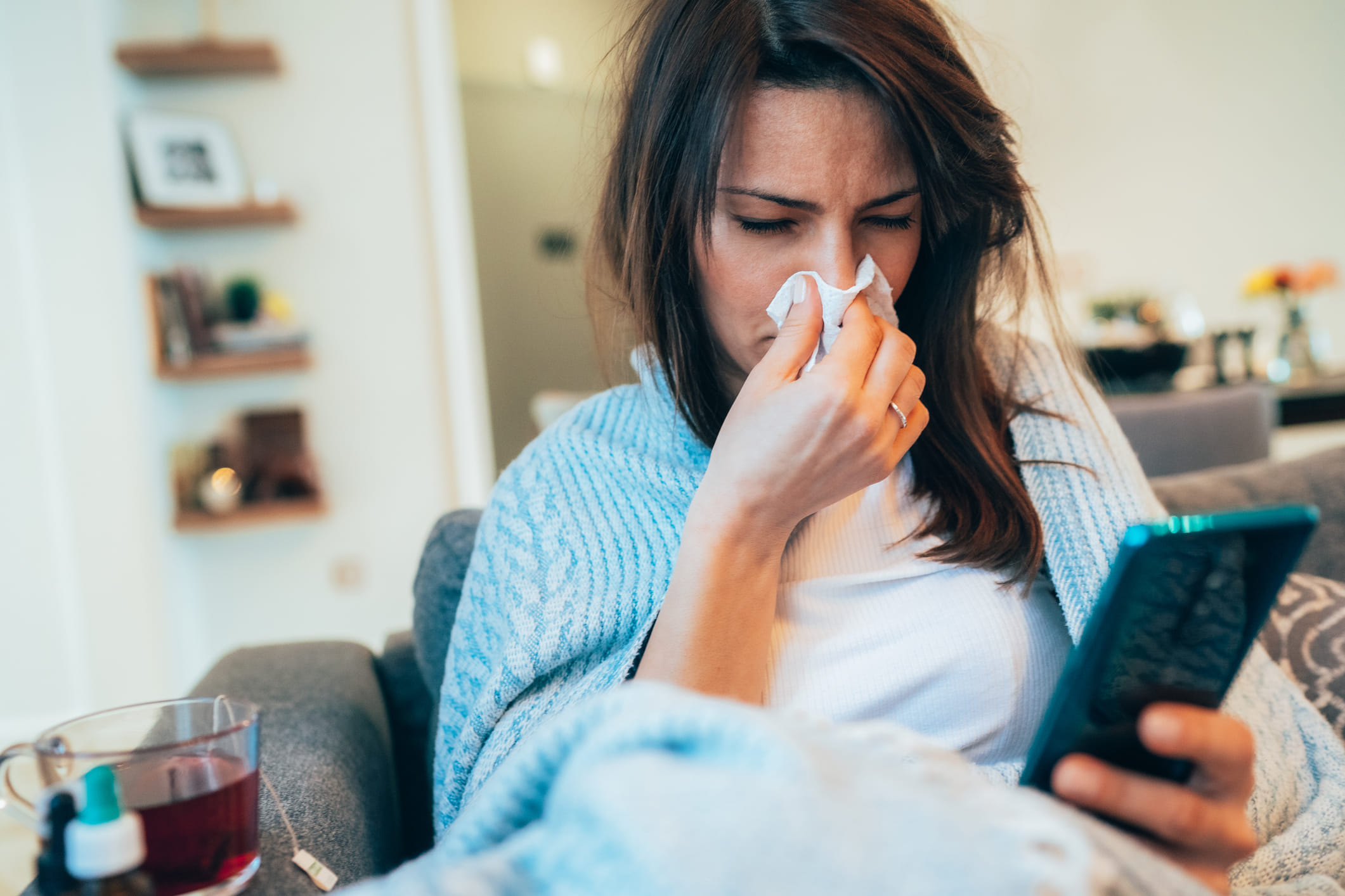 തയ്യാറാക്കുന്ന വിധം: 6-8 തുളസി ഇലകൾ, ഒരു കഷണം ഇഞ്ചി അരച്ചത്, 4-5 കുരുമുളക് ചതച്ചത്, 2 കപ്പ് വെള്ളം, ആവിശ്യമെങ്കിൽ 1/2 ടീസ്പൂൺ ശർക്കര അല്ലെങ്കിൽ തേൻ. ആദ്യം ഒരു പാത്രത്തിൽ വെള്ളം തിളപ്പിക്കുക. ശേഷം അതിലേക്ക് തുളസി, ഇഞ്ചി, കുരുമുളക് എന്നിവ ചേർക്കുക. എടുത്ത വെള്ളം ചെറുതായി വറ്റുന്നത് വരെ വെള്ളം തിളപ്പിക്കുക. ആവശ്യമെങ്കിൽ ശർക്കരയോ തേനോ ചേർക്കാം. അരിച്ചെടുത്ത് ചൂടോടെ കുടിക്കുക. (Image Credits: Getty Images)
