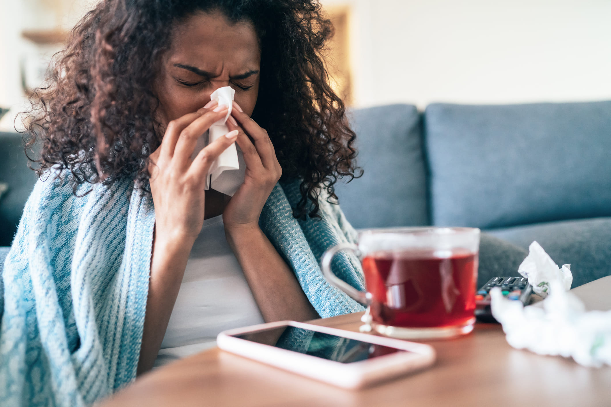 കുരുമുളക്-ഇഞ്ചി-തുളസി ഇത്രയും മാത്രം മതി ഈ ചായ തയ്യാറാക്കാൻ. ശ്വസനവ്യവസ്ഥയിലെ വീക്കം, അമിതമായ കഫം ഉല്പാദനം, അണുബാധകൾ തുടങ്ങിയ പ്രശ്നങ്ങളെല്ലാം ഇതിലൂടെ പരിഹരിക്കാനാകും. കട്ടിയായ കഫം അലിയിപ്പിച്ച് പുറന്തള്ളാൻ കുരുമുളക് നല്ലതാണ്. ശ്വാസനാത്തിലെ വീക്കം കുറയ്ക്കാൻ ഇഞ്ചിയും തുളസിയും വളരെ ​ഗുണകരമാണ്. കൂടാതെ പ്രതിരോധശേഷിയും വർദ്ധിപ്പിക്കുന്നു. (Image Credits: Getty Images)
