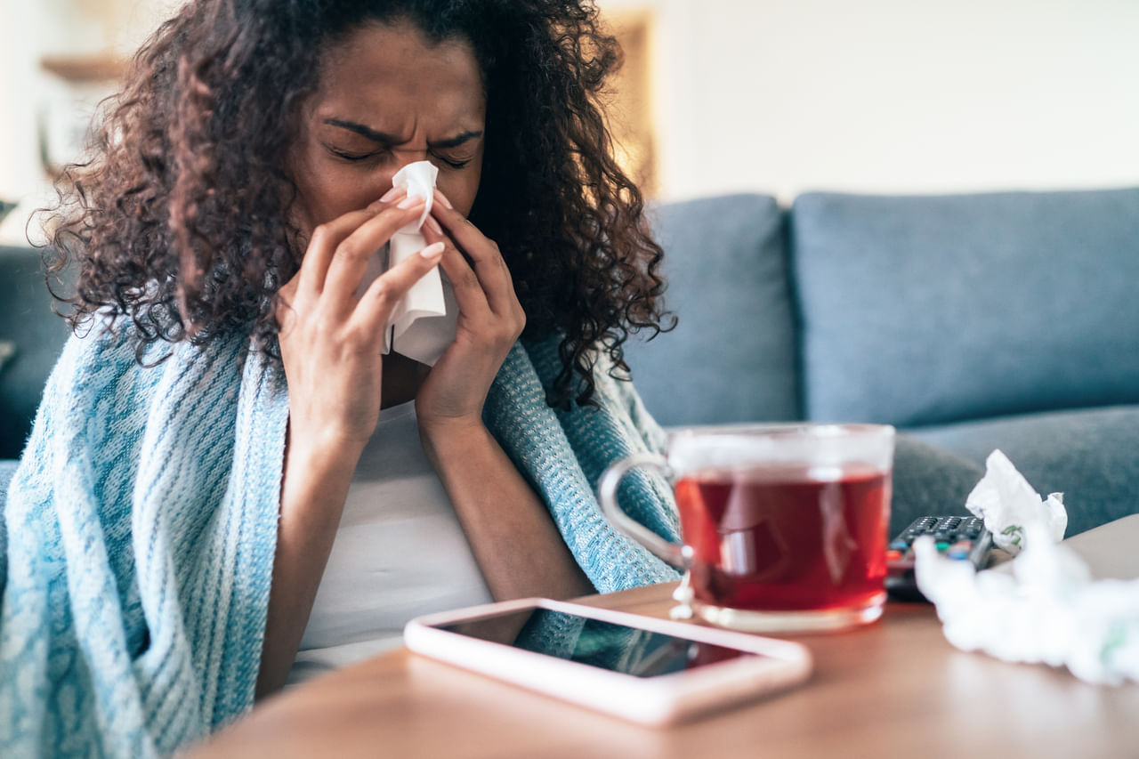 കുരുമുളക്-ഇഞ്ചി-തുളസി ഇത്രയും മാത്രം മതി ഈ ചായ തയ്യാറാക്കാൻ. ശ്വസനവ്യവസ്ഥയിലെ വീക്കം, അമിതമായ കഫം ഉല്പാദനം, അണുബാധകൾ തുടങ്ങിയ പ്രശ്നങ്ങളെല്ലാം ഇതിലൂടെ പരിഹരിക്കാനാകും. കട്ടിയായ കഫം അലിയിപ്പിച്ച് പുറന്തള്ളാൻ കുരുമുളക് നല്ലതാണ്. ശ്വാസനാത്തിലെ വീക്കം കുറയ്ക്കാൻ ഇഞ്ചിയും തുളസിയും വളരെ ​ഗുണകരമാണ്. കൂടാതെ പ്രതിരോധശേഷിയും വർദ്ധിപ്പിക്കുന്നു. (Image Credits: Getty Images)