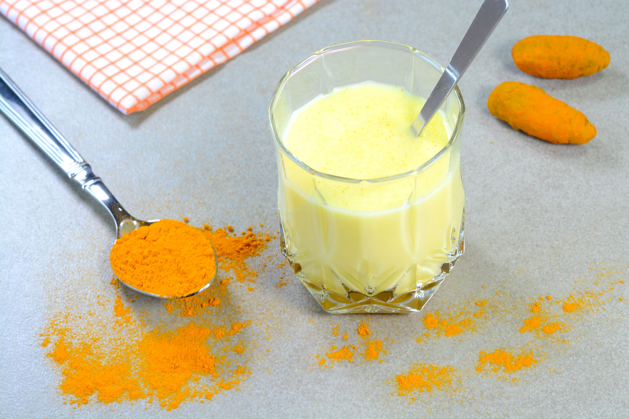 രോഗപ്രതിരോധ ശേഷി: മഞ്ഞളിലെ കുർക്കുമിൻ  ശക്തമായ ആന്റിഓക്‌സിഡന്റും ആന്റി-ഇൻഫ്ലമേറ്ററി ​ഗുണങ്ങളും ഉള്ളവയാണ്.  ദിവസവും ഇത് കുടിക്കുമ്പോൾ,  നിങ്ങളുടെ ശരീരത്തെ അണുബാധകളെ ചെറുക്കാനും പ്രതിരോധം ശക്തിപ്പെടുത്താനും സഹായിക്കുന്നു. ചൂടുള്ള പാലും മഞ്ഞളും ചേർന്ന മിശ്രിതം ജലദോഷ ലക്ഷണങ്ങളും തൊണ്ടവേദനയും ഇല്ലാതാക്കും.  (Image Credits: Getty Images)
