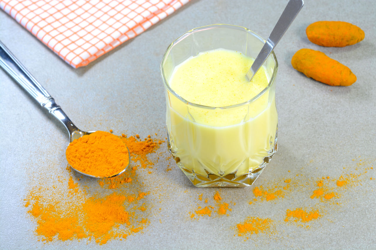 രോഗപ്രതിരോധ ശേഷി: മഞ്ഞളിലെ കുർക്കുമിൻ  ശക്തമായ ആന്റിഓക്‌സിഡന്റും ആന്റി-ഇൻഫ്ലമേറ്ററി ​ഗുണങ്ങളും ഉള്ളവയാണ്.  ദിവസവും ഇത് കുടിക്കുമ്പോൾ,  നിങ്ങളുടെ ശരീരത്തെ അണുബാധകളെ ചെറുക്കാനും പ്രതിരോധം ശക്തിപ്പെടുത്താനും സഹായിക്കുന്നു. ചൂടുള്ള പാലും മഞ്ഞളും ചേർന്ന മിശ്രിതം ജലദോഷ ലക്ഷണങ്ങളും തൊണ്ടവേദനയും ഇല്ലാതാക്കും.  (Image Credits: Getty Images)
