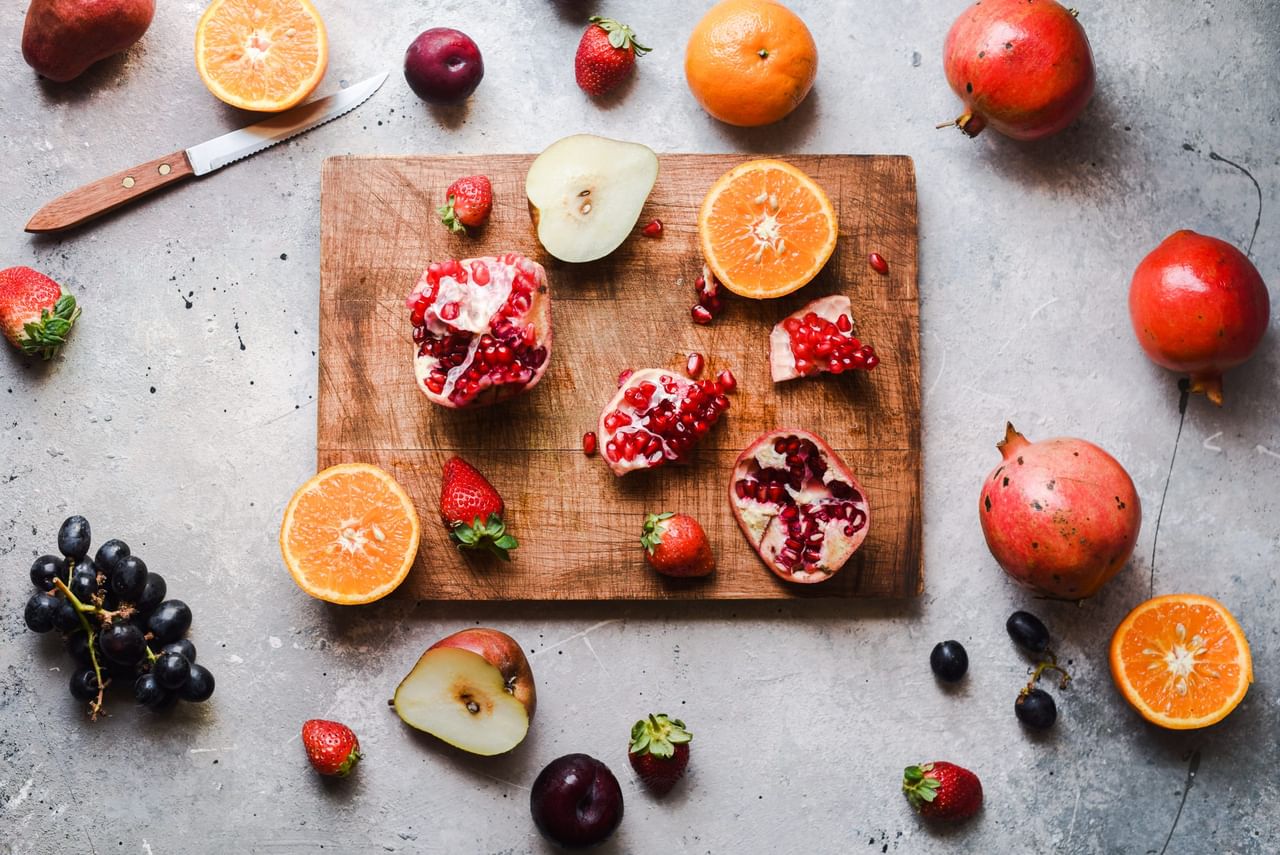 ദഹനത്തെ സഹായിക്കുന്ന ഭക്ഷണ നാരുകളുടെ മികച്ച ഉറവിടങ്ങളാണ് രണ്ട് പഴങ്ങളും. ഉയർന്ന ജലാംശം ഉള്ള ഓറഞ്ച് നിർജ്ജലീകരണം തടയാനും ആരോഗ്യകരമായ ദഹനവ്യവസ്ഥയെ പിന്തുണയ്ക്കാനും സഹായിക്കുന്നു. മറുവശത്ത്, മാതളനാരങ്ങയാകട്ടെ മലബന്ധം, ദഹനക്കേട് എന്നിവ ഒഴിവാക്കുന്നു. ഇത് മൊത്തത്തിലുള്ള കുടലിന്റെ ആരോഗ്യത്തിനും വളരെ നല്ലതാണ്. (Image Credits: Getty Images)