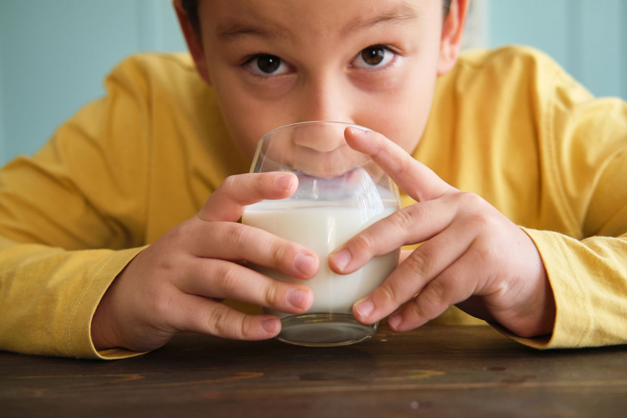 ഉറങ്ങുന്നതിന് ഏകദേശം 30 മിനിറ്റ് മുമ്പ് പാൽ കുടിക്കുന്നത് ​ഗുണങ്ങൾ ഇരട്ടിപ്പിക്കുമെന്നാണ് ആരോ​ഗ്യ വിദ​ഗ്ധർ പറയുന്നത്. ഈ സമയത്ത്, പാലിലെ പോഷകങ്ങൾ കൂടുതൽ ഫലപ്രദമായി ആഗിരണം ചെയ്യാൻ സാധിക്കുന്നു. പാലിൽ ട്രിപ്റ്റോഫാൻ അടങ്ങിയിട്ടുണ്ട്, ഇത് സമ്മർദ്ദം കുറയ്ക്കുന്നതിനും മികച്ച ഉറക്കം പ്രോത്സാഹിപ്പിക്കുന്നതിനും സഹായിക്കുന്ന ഒരു അമിനോ ആസിഡാണ്. (Image Credits: Getty Images)