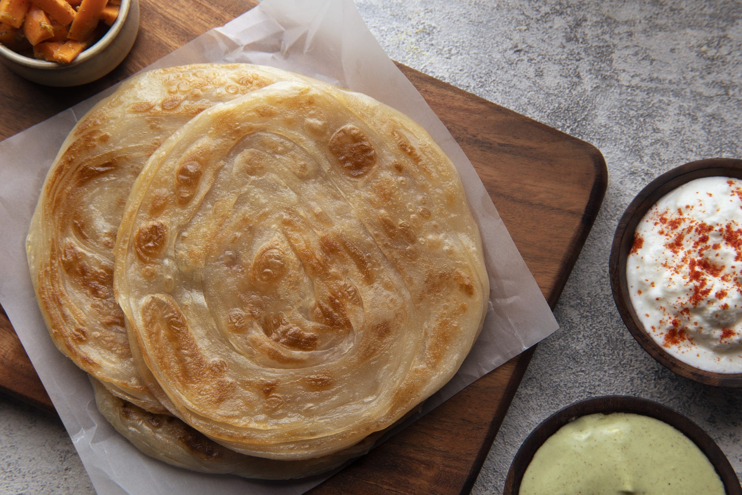 പുളിപ്പിച്ച അരിമാവിൽ തേങ്ങാപാൽ ചേർത്ത് തയ്യാറെടുക്കുന്നതാണ് അപ്പം. എന്നാൽ പൊറോട്ട മൈദ ഉപയോ​ഗിച്ചാണ് തയ്യാറാക്കുന്നത്. ഇതിൽ എണ്ണയും പ്രധാന ഘടകമാണ്. അപ്പം വളരെ മൃദുവാണ്. അരിയും വളരെ കുറച്ച് എണ്ണയും മാത്രം ഉപയോ​ഗിക്കുന്നതിനാൽ ഇതിൽ കലോറിയുടെ അളവ് വളരെ കുറവാണ്. പൊറോട്ടയിലാകട്ടെ കലോറി കൂടുതലാണ്. അതിനാൽ ശരീരഭാരം കുറയ്ക്കാനുള്ള ഭക്ഷണക്രമത്തിന് പൊറോട്ട നന്നല്ല. (Image Credits: Getty Images)
