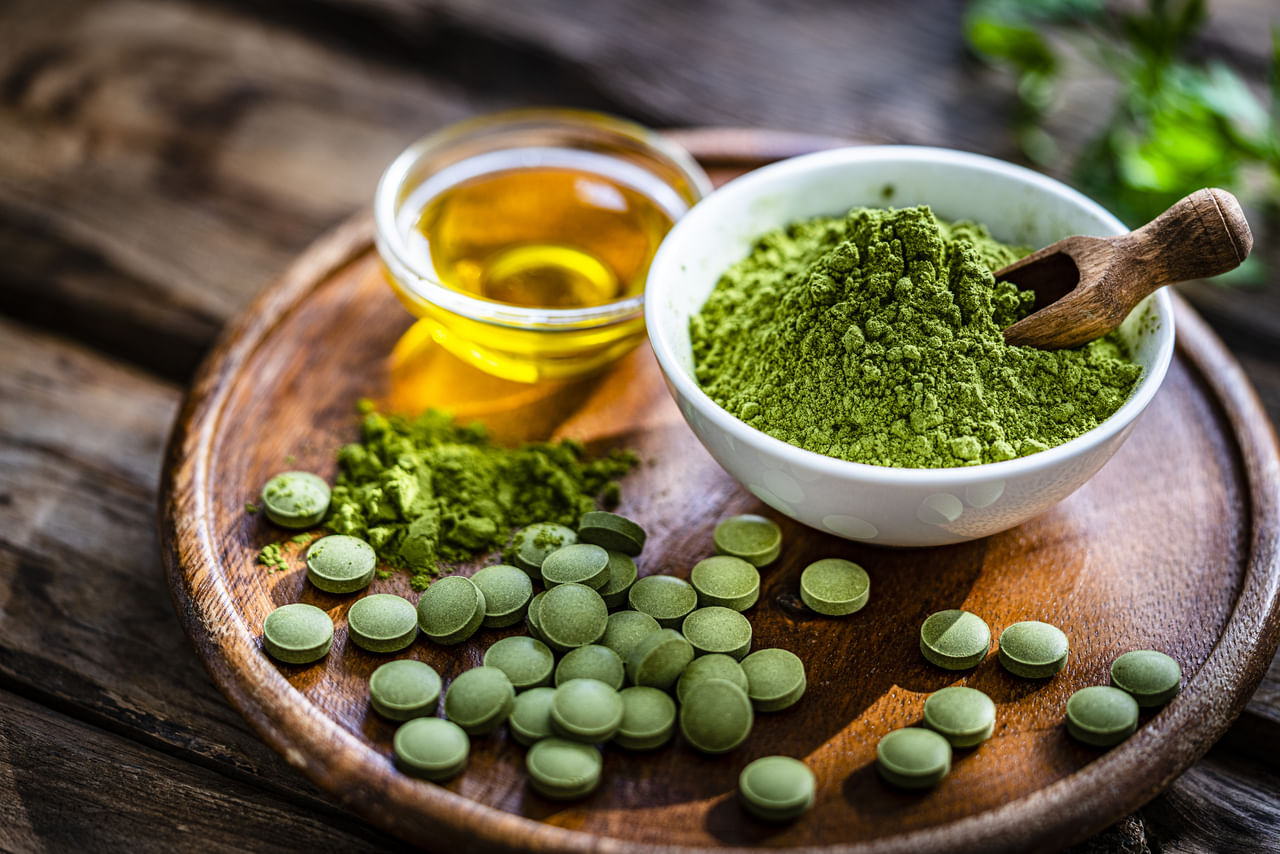 ലോകത്ത് ഓരോ ദിവസവും പ്രമേഹ രോ​ഗികളുടെ എണ്ണം കൂടി കൂടി വരികയാണ്.  ഭക്ഷണം, ഫിറ്റ്നസ് എന്നിവ നിയന്ത്രിച്ചില്ലെങ്കിൽ പ്രമേഹം വളരെ ​ഗുരുതരമായൊരു അസുഖമാണ്. പ്രമേഹം നിയന്ത്രിക്കാൻ നിരവധി വഴികളാണുള്ളത്. ഗ്രീൻ ടീയും കറുവപ്പട്ട വെള്ളവും രക്തത്തിലെ പഞ്ചസാര നിയന്ത്രിക്കാൻ നല്ലതാണെന്ന് കേട്ടിട്ടുണ്ട്. ഇതിനിടയിലേക്ക് മുരിങ്ങയിലയാണ് സ്ഥാനം പിടിച്ചിരിക്കുന്നത്. (Image Credits: Getty Images)