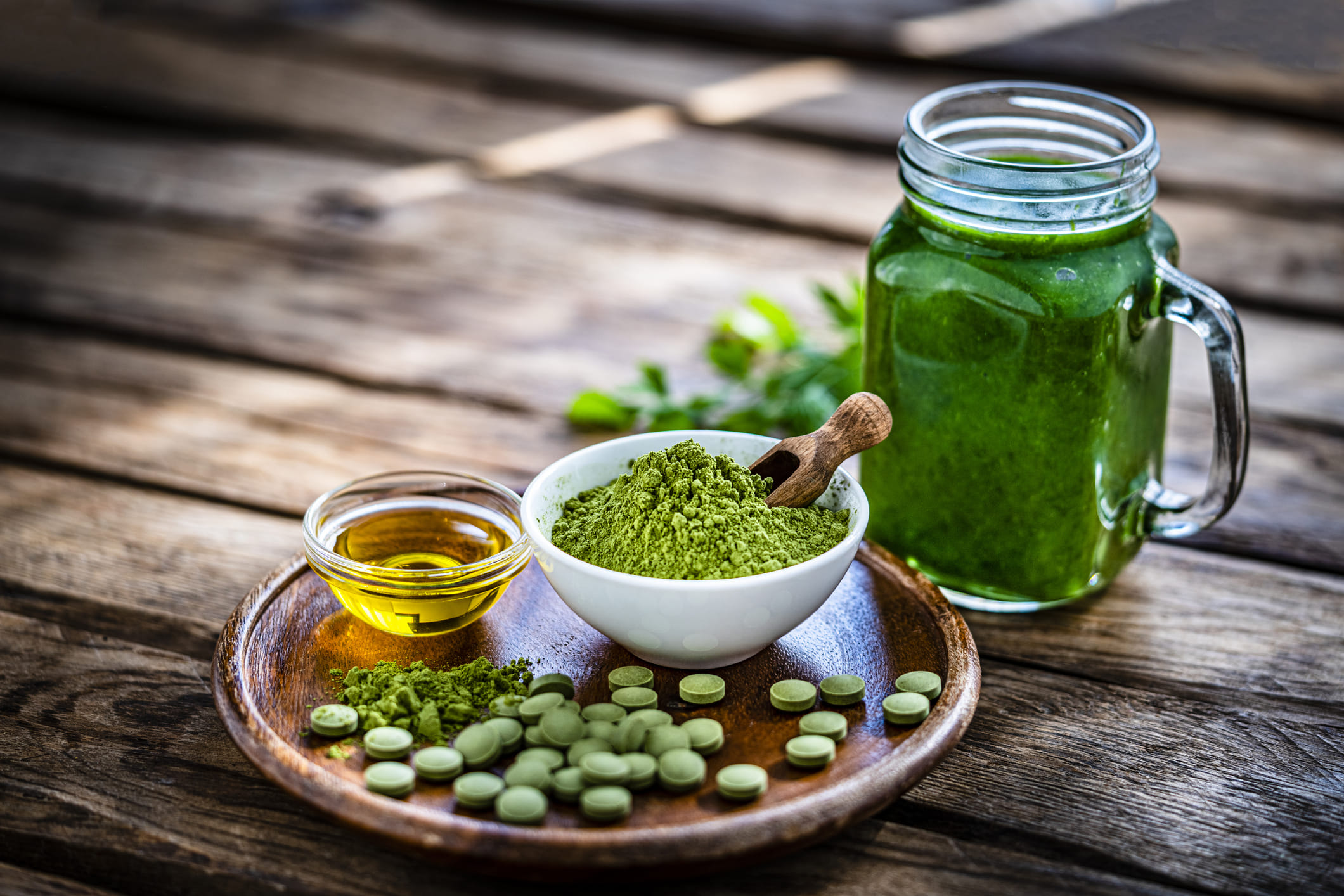 രക്തത്തിലെ പഞ്ചസാര: രക്തത്തിലെ പഞ്ചസാരയുടെ അളവ് സ്ഥിരപ്പെടുത്താൻ സഹായിക്കുന്ന ഐസോത്തിയോസയനേറ്റ്സ് എന്നറിയപ്പെടുന്ന സംയുക്തങ്ങളാൽ സമ്പന്നമാണ് മുരിങ്ങ ഇല. നാഷണൽ ഇൻസ്റ്റിറ്റ്യൂട്ട് ഓഫ് ഹെൽത്ത് (എൻഐഎച്ച്) അനുസരിച്ച്, ഈ സംയുക്തങ്ങൾക്ക് ഇൻസുലിൻ സംവേദനക്ഷമത മെച്ചപ്പെടുത്താനും ഭക്ഷണത്തിന് ശേഷം പെട്ടെന്നുള്ള കുതിച്ചുചാട്ടം കുറയ്ക്കാനും സാധിക്കും. അതിനാൽ നിങ്ങൾക്ക് പതിവായി കുടിക്കാവുന്ന ഒന്നാണ് മുരിങ്ങ ചായ. (Image Credits: Getty Images)
