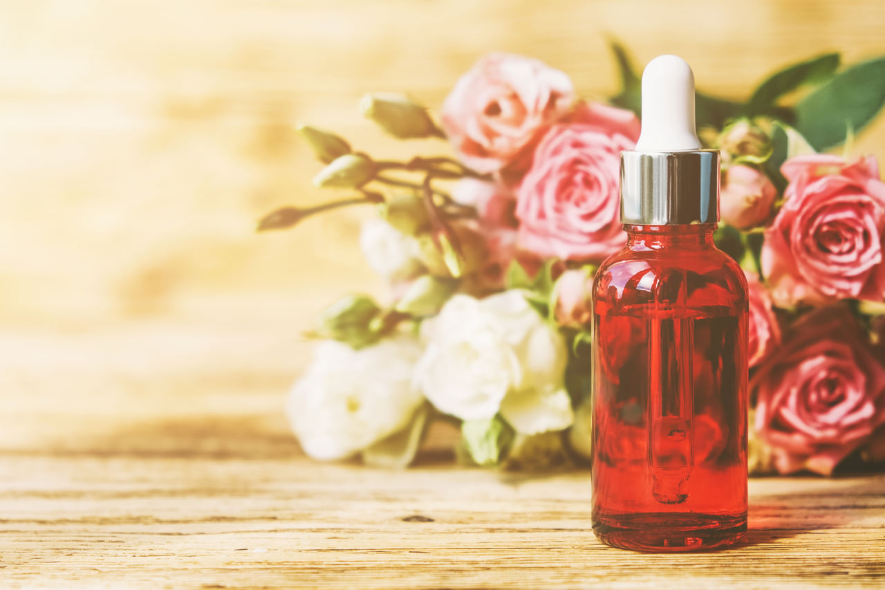 സൗന്ദര്യം വർദ്ധിപ്പിക്കുന്ന കാര്യത്തിൽ റോസ് വാട്ടർ പണ്ട് മുതൽക്കെ ഏറെ പ്രചാരമുള്ള ഒന്നാണ്. റോസാപൂവുകളുടെ ഇതളുകളിൽ നിന്ന് വേർതിരിച്ചെടുക്കുന്ന ഈ സെറത്തിൽ ചർമ്മസംരക്ഷണത്തിന് ആവശ്യമായ നിരവധി ​ഗുണങ്ങൾ നൽകുന്നു. ചർമ്മത്തിൻ്റെ പല അസ്വസ്ഥകളും ഇല്ലാതാക്കാനുള്ള കഴിവ് റോസ് വാട്ടറിനുണ്ട്. (Credits: Unsplash/Getty Images)