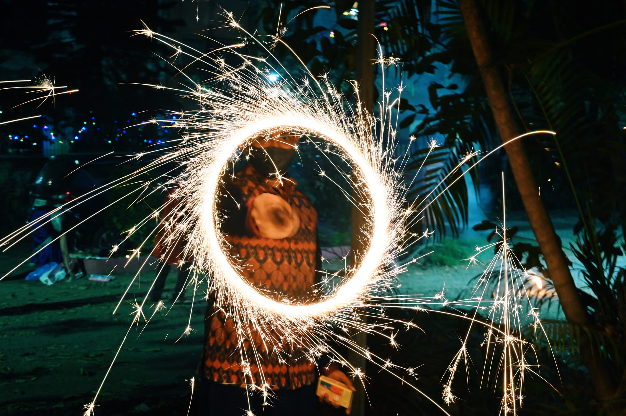 ദീപാവലിക്ക് പടക്കം പൊട്ടിക്കുന്നത് സാധാരണമാണ്. പടക്കം പൊട്ടിച്ചതിന് ശേഷമുള്ള അന്തരീക്ഷം വിഷാംശമുള്ള പുകമഞ്ഞുകൊണ്ട് മൂടിയതായിരിക്കും. വായുവിന്റെ മോശം ഗുണനിലവാരം എല്ലാവരെയും ബാധിക്കും. എന്നാൽ കുഞ്ഞുങ്ങളുടെ കാര്യത്തിൽ പ്രത്യേക ശ്രദ്ധ ആവശ്യമാണ്. അവരുടെ ശ്വാസകോശവും പ്രതിരോധശേഷിയും വളരെ ദുർബലമാണ്. (Image Credits: Unsplash)
