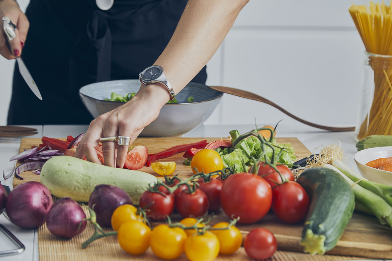 ബീറ്റ്റൂട്ട്: ഡയറ്ററി നൈട്രേറ്റുകളാൽ സമ്പുഷ്ടമാണ് ബീറ്റ്റൂട്ട്. ഇത് ശരീരത്തിലെത്തിയാൽ നൈട്രിക് ഓക്സൈഡ് (NO) ആയി പരിവർത്തനം ചെയ്യാൻ കഴിയുമെന്ന് ഡോ. വില്യം ലി പറയുന്നു. NO രക്തക്കുഴലുകളെ വികസിപ്പിക്കാൻ സഹായിക്കുന്നു, രക്തയോട്ടം മെച്ചപ്പെടുത്തുന്നു, അതിലൂടെ സമ്മർദ്ദം കുറയ്ക്കുന്നു. ഈ രീതി കാലക്രമേണ ഹൃദയ സംബന്ധമായ അസുഖങ്ങളുടെ സാധ്യത കുറയ്ക്കുന്നു. (Image Credits: Getty Images)