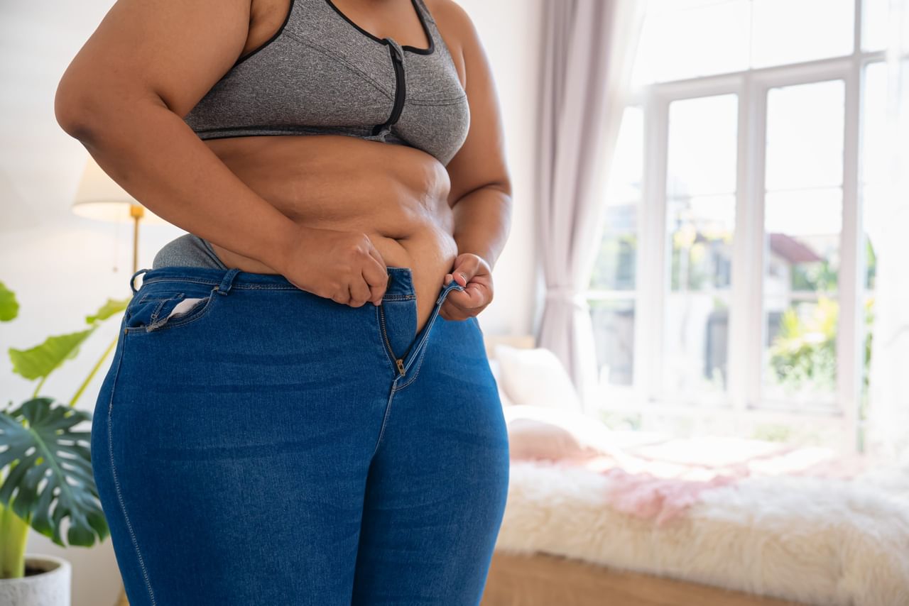 അതിനാൽ വായുസഞ്ചാരം അനുവദിക്കുന്ന കോട്ടൺ അടിവസ്ത്രങ്ങളും അയഞ്ഞ വസ്ത്രങ്ങളും ധരിക്കുക. പ്രത്യേകിച്ച് ചൂടുള്ളതോ ഈർപ്പമുള്ളതോ ആയ കാലാവസ്ഥയിൽ, ദീർഘനേരം ഇറുകിയ ജീൻസ് ധരിക്കുന്നത് ഒഴിവാക്കണം. ആവശ്യത്തിന് വെള്ളം കുടിക്കുകയും വ്യക്തിശുചിത്വം പാലിക്കുകയും ചെയ്യേണ്ടത് വളരെ പ്രധാനമാണ്. നനഞ്ഞ വസ്ത്രങ്ങൾ ഉപയോഗിക്കുന്നതും ഇത്തരം രോഗങ്ങൾക്ക് കാരണമാകാറുണ്ട്. (Image Credits: Getty Images)