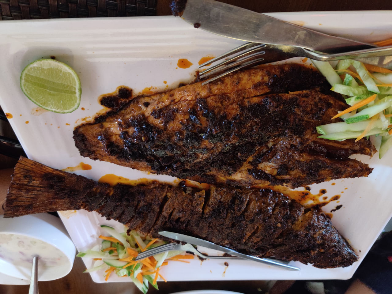 നമ്മൾ ശ്രദ്ധിക്കാതെ പോകുന്ന ഇത്തര കാര്യങ്ങൾ എന്തെല്ലാമെന്ന് അറിയണ്ടേ. വറുക്കാൻ ഏറ്റവും അനുയോജ്യമായ മത്സ്യം ഏതൊക്കെയാണ്, മീൻ വറുക്കുമ്പോൾ ഉപയോ​ഗിക്കാൻ പറ്റിയ എണ്ണ തുടങ്ങിയ കാര്യങ്ങൾ വിശദമായി വായിച്ചറിയാം. (Image Credits: Getty Images)