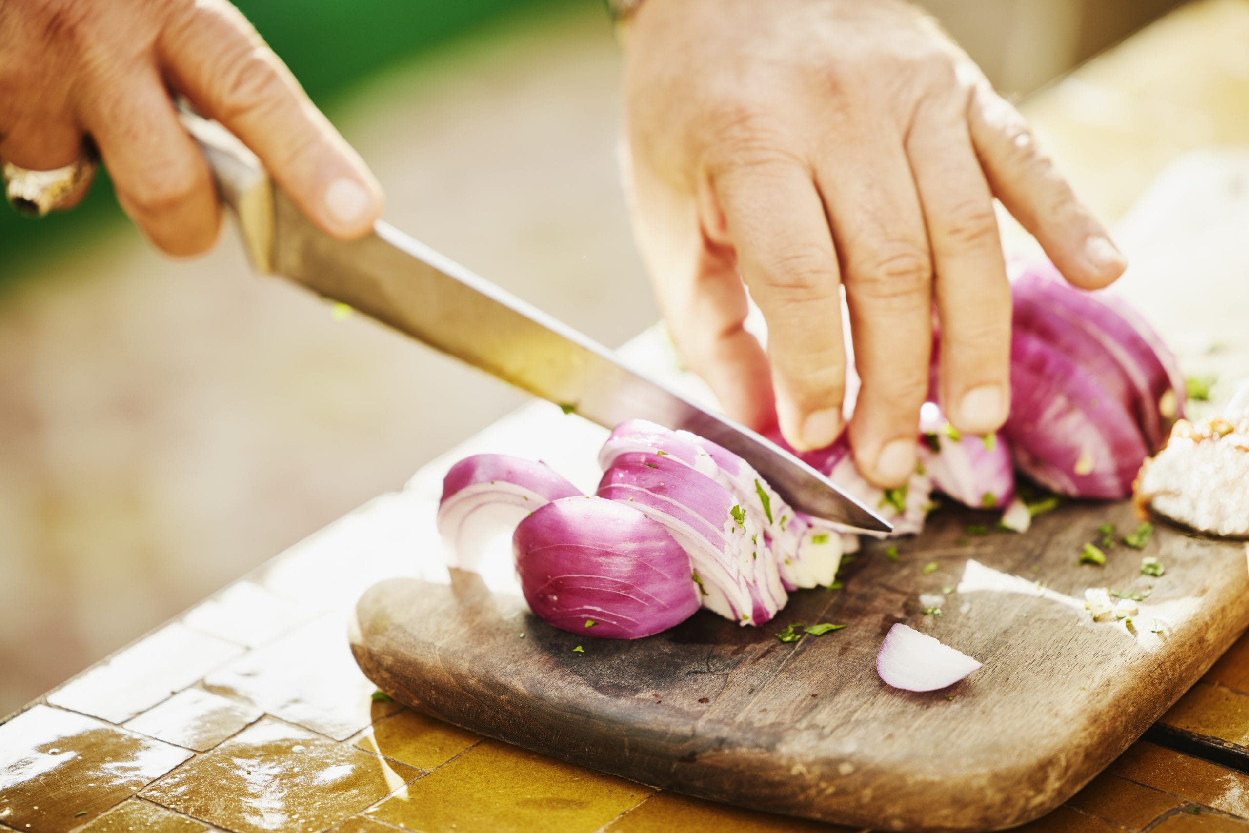 ഉള്ളിയുടെ ഏറ്റവും പുറം പാളി കളയുന്നത് സൾഫറിന്റെ അളവ് കുറയ്ക്കുകയും കണ്ണുകൾക്ക് ഉണ്ടാകുന്ന അസ്വസ്ഥതകൾ കുറയുകയും ചെയ്യുന്നു. കൂടാതെ അരിയുന്നതിന് മുമ്പ് തൊലി കളഞ്ഞതിന് ശേഷം, ഉള്ളി 10 മുതൽ 15 മിനിറ്റ് വരെ തണുത്ത വെള്ളത്തിൽ മുക്കിവയ്ക്കുക. ഇങ്ങനെ ചെയ്യുന്നതിലൂടെ സൾഫർ സംയുക്തങ്ങളുടെ വീര്യം കുറയ്ക്കുന്നു. (Image Credits: Unsplash)

