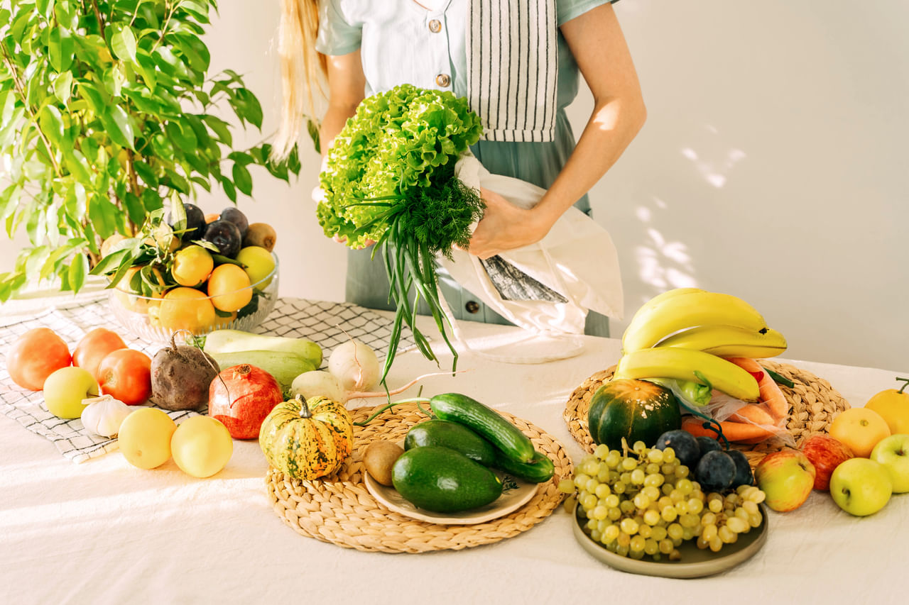 ശരീരത്തിൽ ആവശ്യത്തിന് മഗ്നീഷ്യം ഇല്ലെങ്കിൽ, നിങ്ങളുടെ സപ്ലിമെന്റുകളും നന്നായി പ്രവർത്തിച്ചേക്കില്ല. സ്റ്റിറോയിഡുകൾ, അപസ്മാര മരുന്നുകൾ, കൊളസ്ട്രോൾ കുറയ്ക്കുന്ന മരുന്നുകൾ തുടങ്ങിയ ചില മരുന്നുകൾ വിറ്റാമിൻ ഡി ആഗിരണം കുറയ്ക്കും. അതിനാൽ ചീര, ബദാം, വാഴപ്പഴം, ധാന്യങ്ങൾ തുടങ്ങിയ മഗ്നീഷ്യം അടങ്ങിയ ഭക്ഷണങ്ങൾ ധാരാളം കഴിക്കുക. നിങ്ങൾ പതിവായി മരുന്ന് കഴിക്കുന്നുണ്ടെങ്കിൽ, ഡോസ് ക്രമീകരിക്കാൻ ശ്രമിക്കുക. (Image Credits: Getty Images)