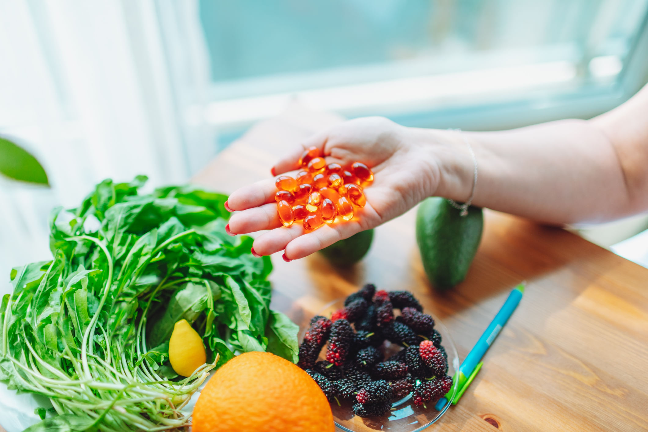 വിറ്റാമിൻ ഡി സപ്ലിമെന്റ് പതിവായി കഴിച്ചിട്ടും റിപ്പോർട്ടിൽ അളവ് കുറവായി കാണുന്നത് എന്തുകൊണ്ടാണെന്ന് നിങ്ങൾക്ക് അറിയാമോ? ഒരു സപ്ലിമെന്റ് കഴിക്കുന്നത് കുറഞ്ഞ വിറ്റാമിൻ ഡി അളവ് പരിഹരിക്കപ്പെടുമെന്നാണ് പലരും വിശ്വസിക്കുന്നത്. ചില സാ​ഹചര്യങ്ങളിൽ സപ്ലിമെൻ്റുകൾ നമ്മുടെ ശരീരം ശരിയായി ആ​ഗിരണം ചെയ്യണമെന്നില്ല. (Image Credits: Getty Images)

