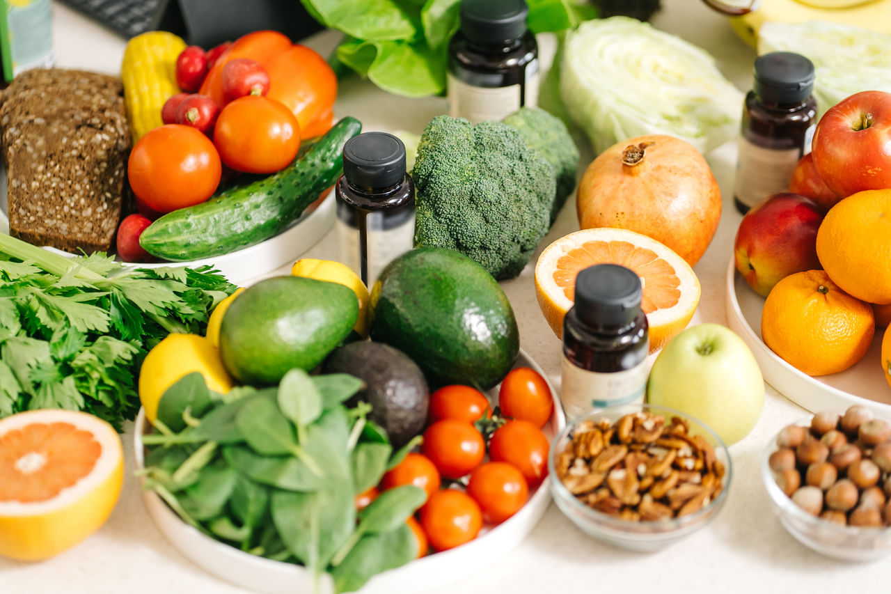 സപ്ലിമെന്റുകൾ കഴിച്ചിട്ടും നിങ്ങളുടെ വിറ്റാമിൻ ഡിയുടെ അളവ് കുറവാണെങ്കിൽ, ഡോക്ടറെ കാണേണ്ടത് പ്രധാനമാണ്. വിറ്റാമിൻ ഡി കൊഴുപ്പ് കോശങ്ങളിലാണ് സംഭരിക്കപ്പെടുന്നത്. അമിതഭാരമുള്ളവരിൽ, വിറ്റാമിൻ ഡിയുടെ വലിയൊരു ഭാഗം രക്തത്തിലൂടെ സഞ്ചരിക്കുന്നതിനു പകരം കൊഴുപ്പ് കലകളിൽ കുടുങ്ങിക്കിടക്കുകയും ചെയ്യുന്നു. അതിനാൽ അത്തരക്കാർ സപ്ലിമെന്റുകൾ കഴിക്കുമ്പോഴും വൈറ്റമിൻ ഡി അളവ് താഴ്ന്ന നിലയിൽ തന്നെ തുടരുന്നു. (Image Credits: Getty Images)