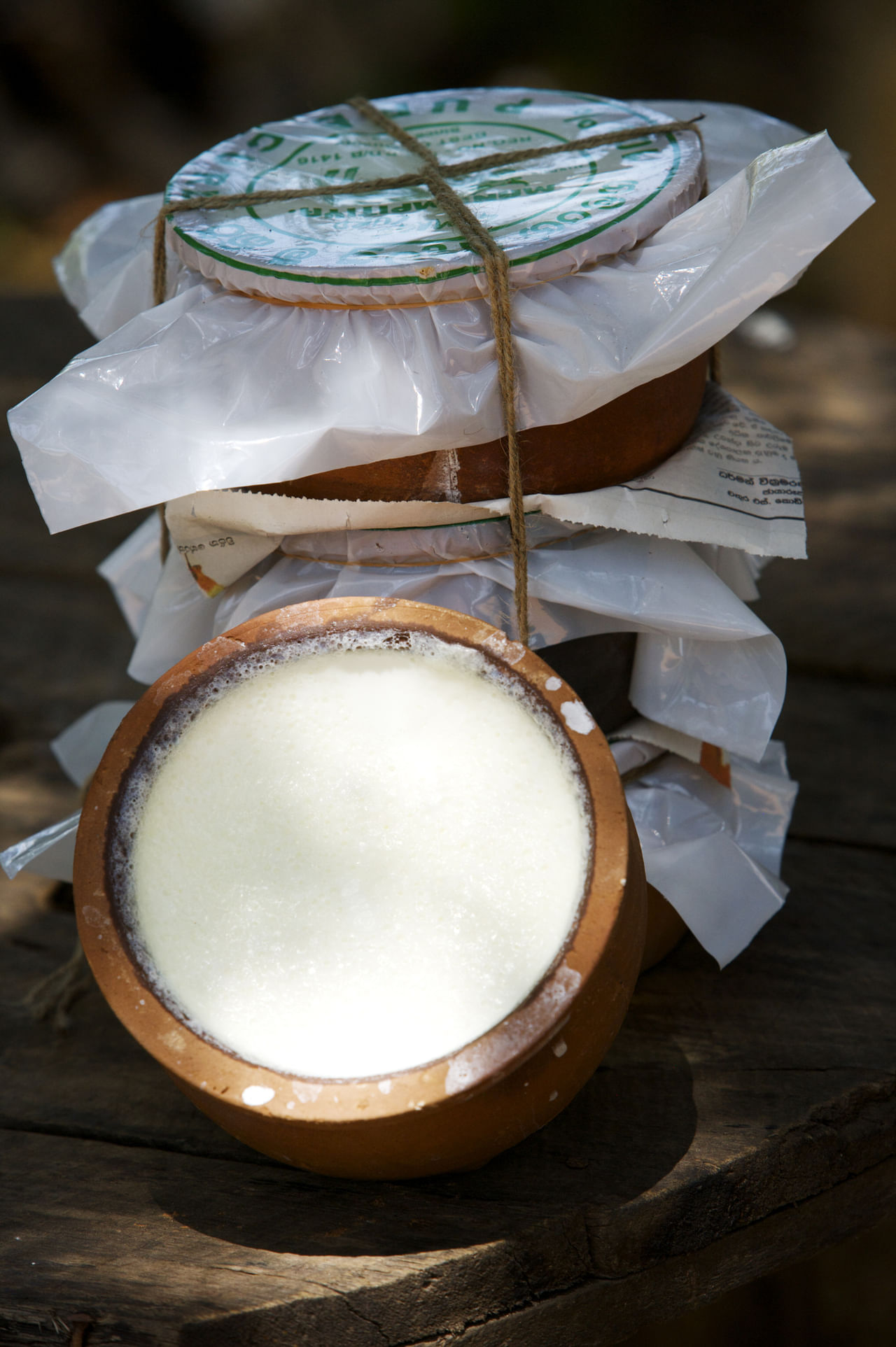 രാത്രിയിൽ തൈര് കഴിക്കുന്നത് ദഹനപ്രശ്നങ്ങൾ ഉണ്ടാക്കാനും അസ്വസ്ഥത വർദ്ധിപ്പിക്കാനും സാധ്യതയുണ്ട്. കാരണം ഇത്തരം ഭക്ഷണങ്ങൾ ഉറക്കത്തെ ബാധിക്കാനുള്ള സാധ്യതയും ഏറെയാണ്. ഗർഭിണികളും പാൽ കൊടുക്കുന്ന അമ്മമാരും ഒരു പരിധിയിൽ കൂടുതൽ പുളിപ്പിച്ച ഭക്ഷണങ്ങൾ കഴിക്കരുത്. (Image Credits: Getty Images)