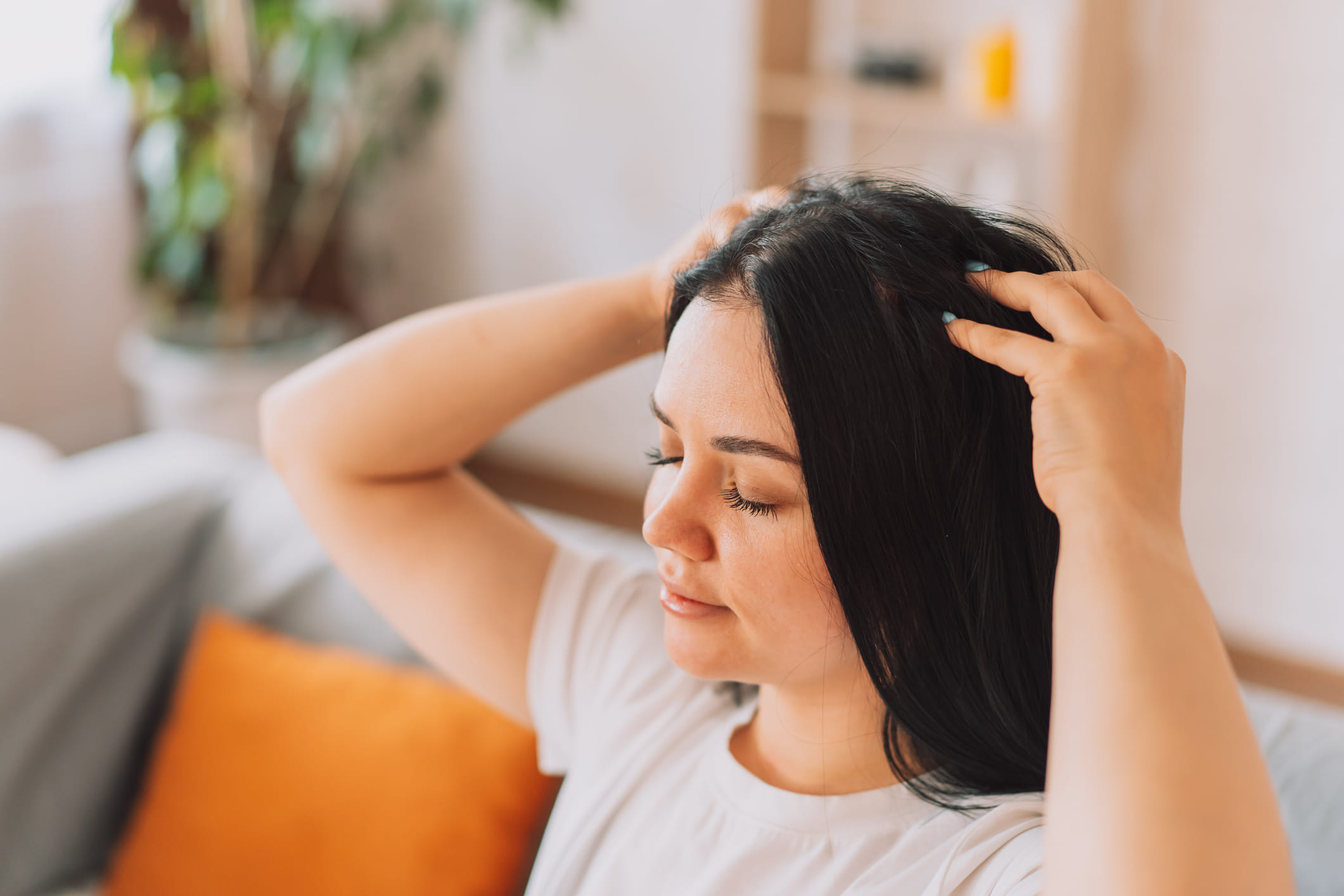 ബയോട്ടിൻ, സിങ്ക്, വിറ്റാമിൻ എ, സി, ഡി തുടങ്ങിയ വിറ്റാമിനുകളും ധാതുക്കളും ഇതിൽ ഉൾപ്പെടുന്നു. ഈ പോഷകങ്ങൾ ശരീരത്തിന് ഉള്ളിൽനിന്ന് ആരോഗ്യകരമായ മുടി വളർച്ചയെ പ്രോത്സാഹിപ്പിക്കുന്നു. കൂടാതെ പതിവായി തലയോട്ടിയിൽ മസാജ് ചെയ്യുന്നത് രക്തചംക്രമണം വർദ്ധിപ്പിക്കുകയും ആരോഗ്യകരമായ രോമകൂപങ്ങളെ പ്രോത്സാഹിപ്പിക്കുകയും ചെയ്യുന്നു. കൂടുതൽ ഗുണങ്ങൾക്കായി റോസ്മേരി ഓയിൽ ഉപയോ​ഗിക്കാം. (Image Credits: Getty Images)
