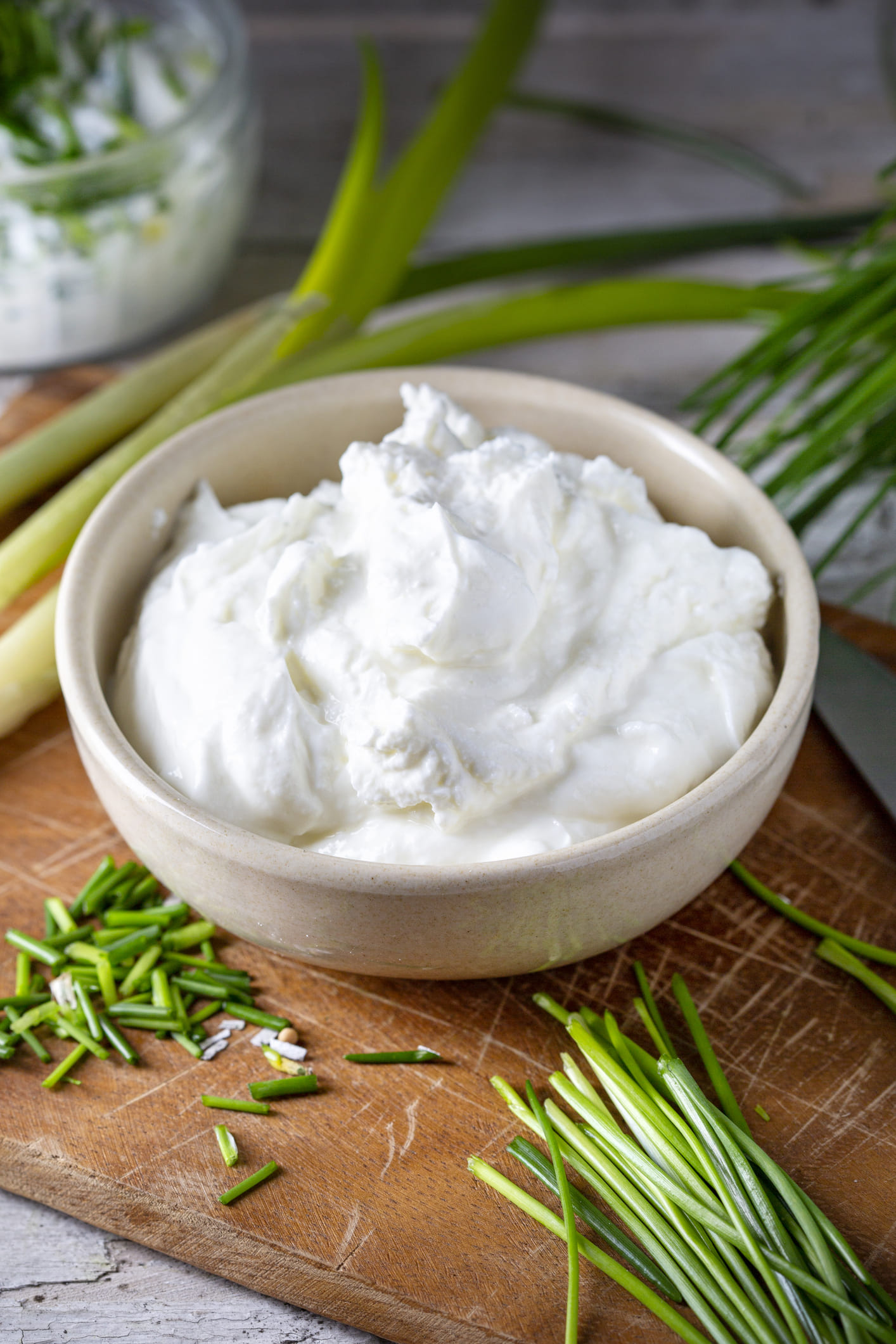 തൈരിലെ പ്രോബയോട്ടിക്കുകൾ കുടലിലെ നല്ല ബാക്ടീരിയകളെ വർദ്ധിപ്പിക്കുകയും സുഗമമായ ദഹനം ഉറപ്പാക്കുകയും ചെയ്യുന്നു. കൂടാതെ പതിവായി കഴിക്കുന്നത് അണുബാധകൾക്കെതിരെ ശരീരത്തിന് പ്രതിരോധം നൽകുകയും ചെയ്യും. കാൽസ്യത്തിന്റെയും ഫോസ്ഫറസിന്റെയും സമ്പന്നമായ ഉറവിടമായ തൈര് അസ്ഥികളുടെ ആരോഗ്യത്തിന് നല്ലതാണ്. അതുപോലെ ചർമ്മത്തിന് സ്വാഭാവിക ഈർപ്പം നൽകുകയും മുടിയെ പോഷിപ്പിക്കുകയും ചെയ്യുന്നു. (Image Credits: Getty Images)
