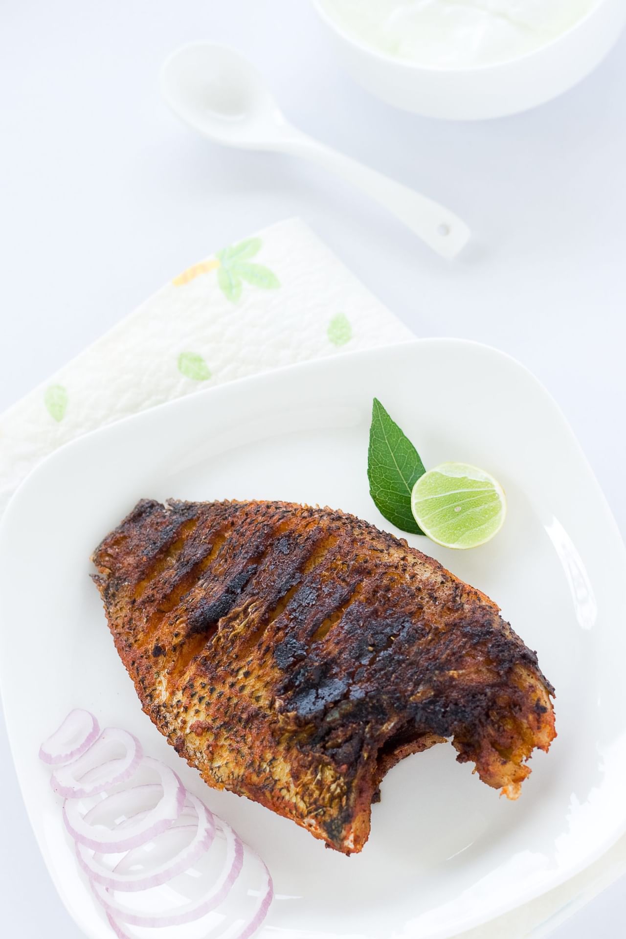 നനവുള്ള മത്സ്യം വറുക്കാൻ എടുക്കരുത്. ചൂടായ എണ്ണയിലേക്ക് ഇവ ഇടുമ്പോൾ എണ്ണ തെറിച്ചുപോകാനും തേച്ചുപിടിപിച്ച മസാല ഇളകിമാറാനും കാരണമാകുന്നു.  വറുക്കുന്നതിന് മുമ്പ് ഒരു ടിഷ്യൂ ഉപയോ​ഗിച്ച് മീൻ നന്നായി തുടയ്ക്കുക. വറുക്കുന്നതിന് മുമ്പ് 20 മിനിറ്റ് ഫ്രഡ്ജിൽ വയ്ക്കുന്നതും നല്ലതാണ്. കുറച്ച് ഉപ്പിട്ട് വച്ചാൽ മീനിലെ വെള്ളം പുറത്തുവരുന്നതാണ്. (Image Credits: Getty Images)